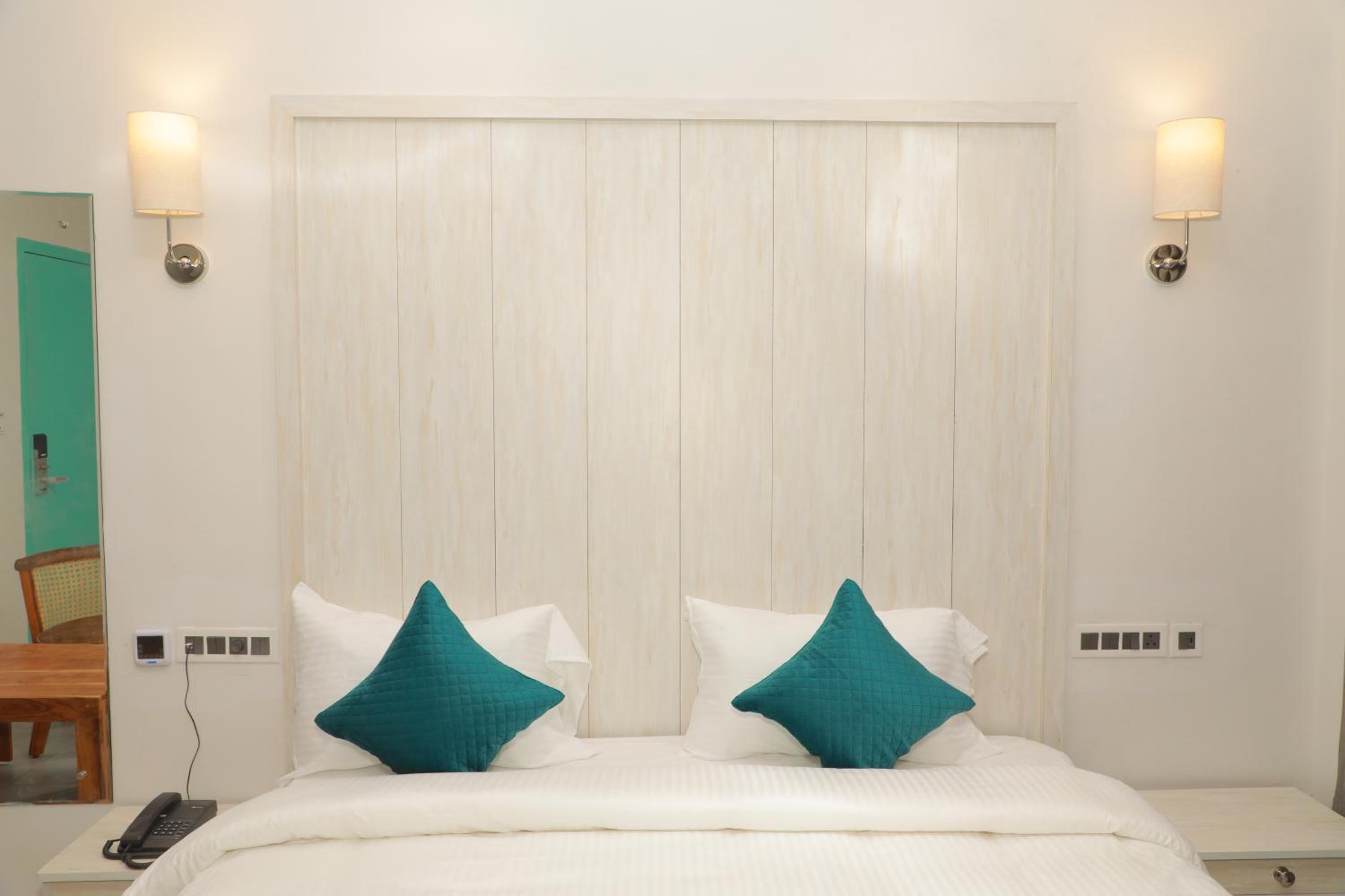 Deluxe Double Room with Balcony - Photo 3