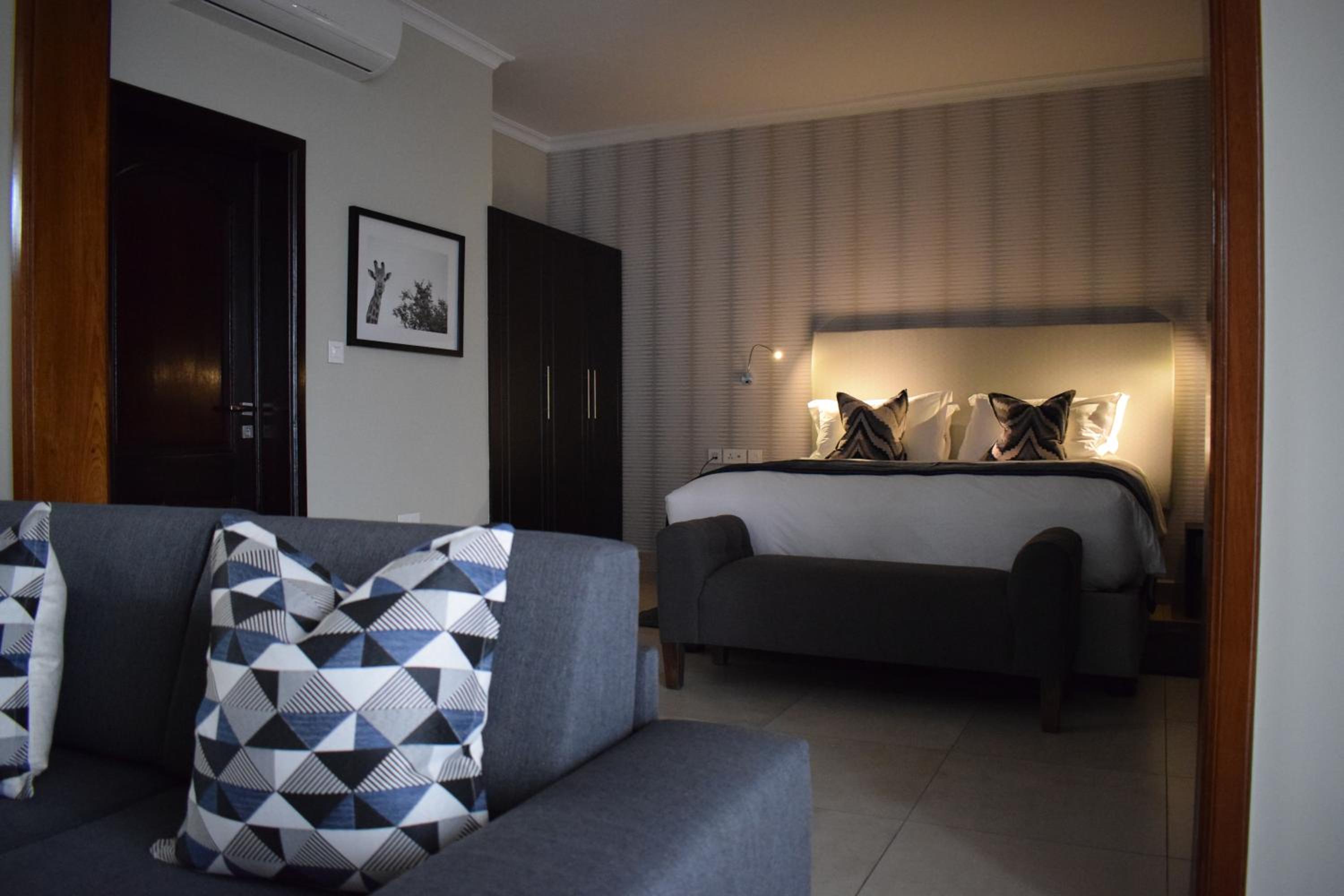 Executive Suite - Photo 8