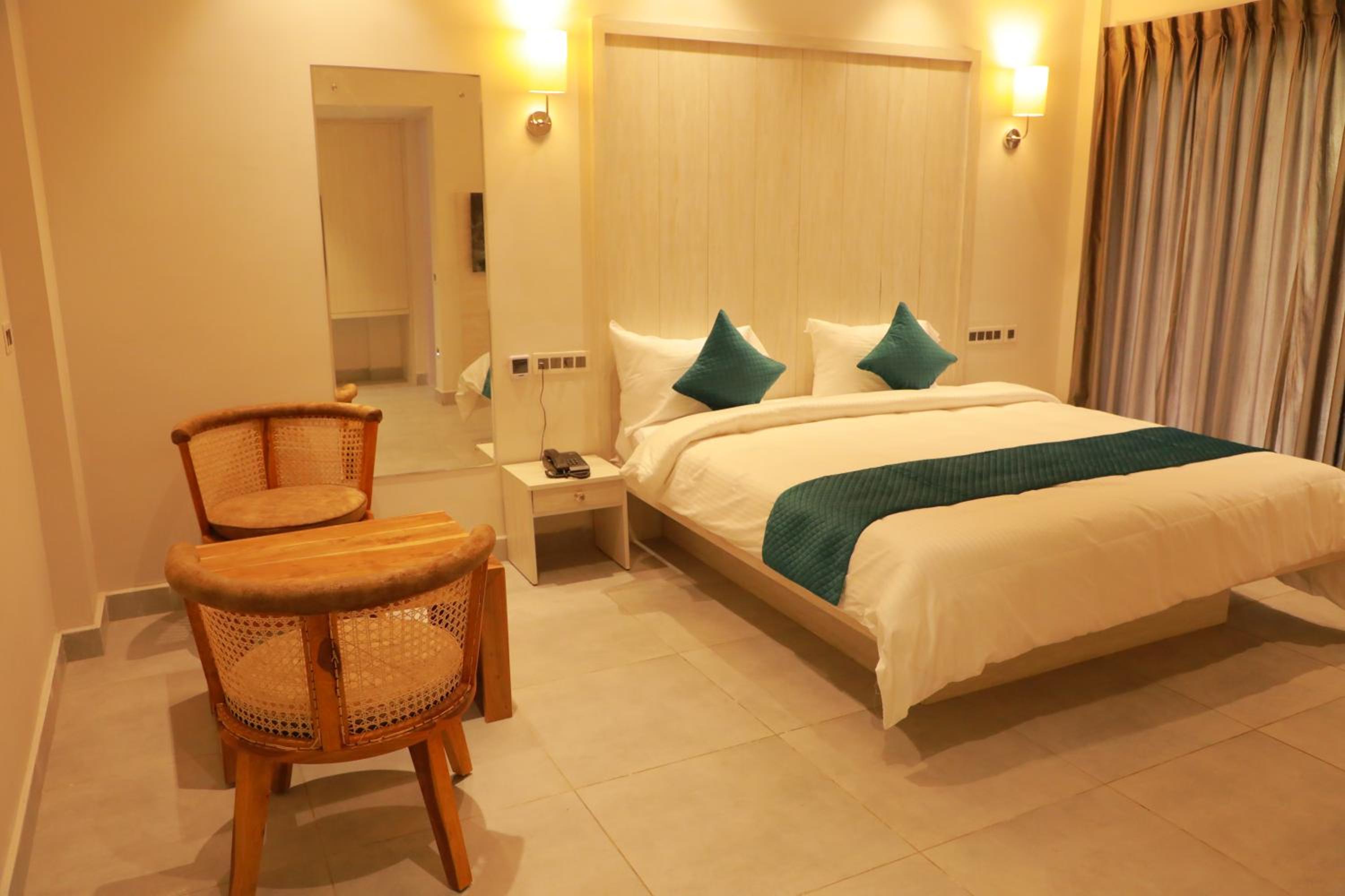 Double Room with Balcony - Photo 6