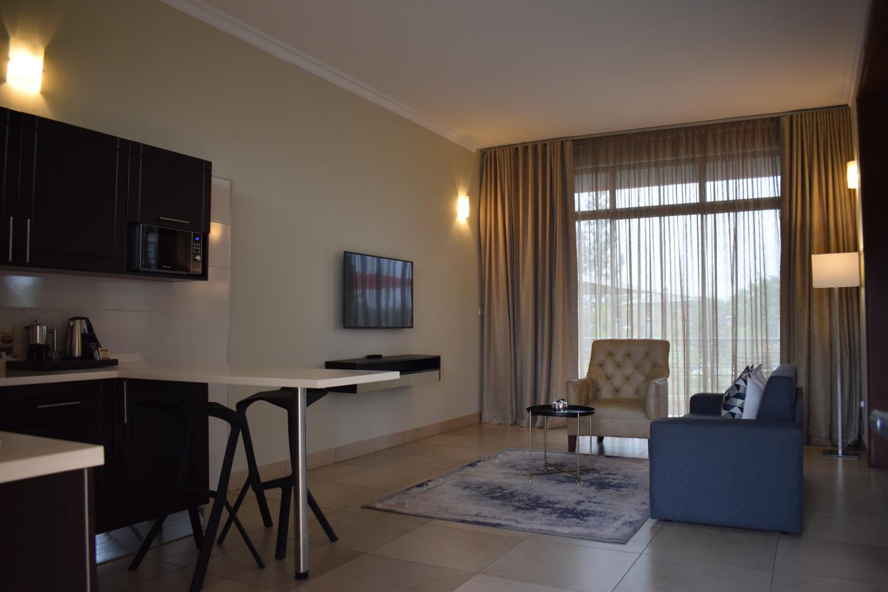 Executive Suite - Photo 9