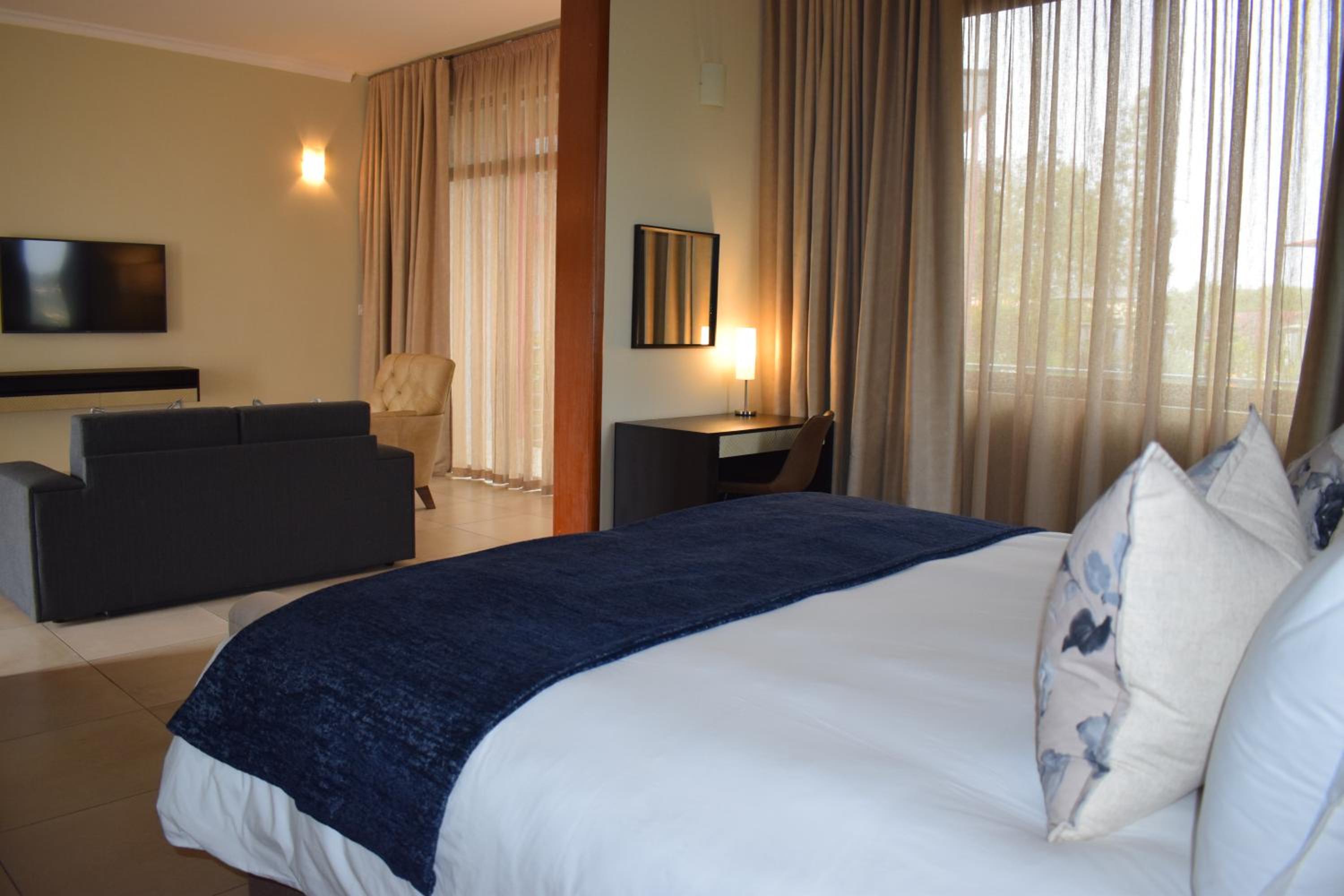 Executive Suite - Photo 10
