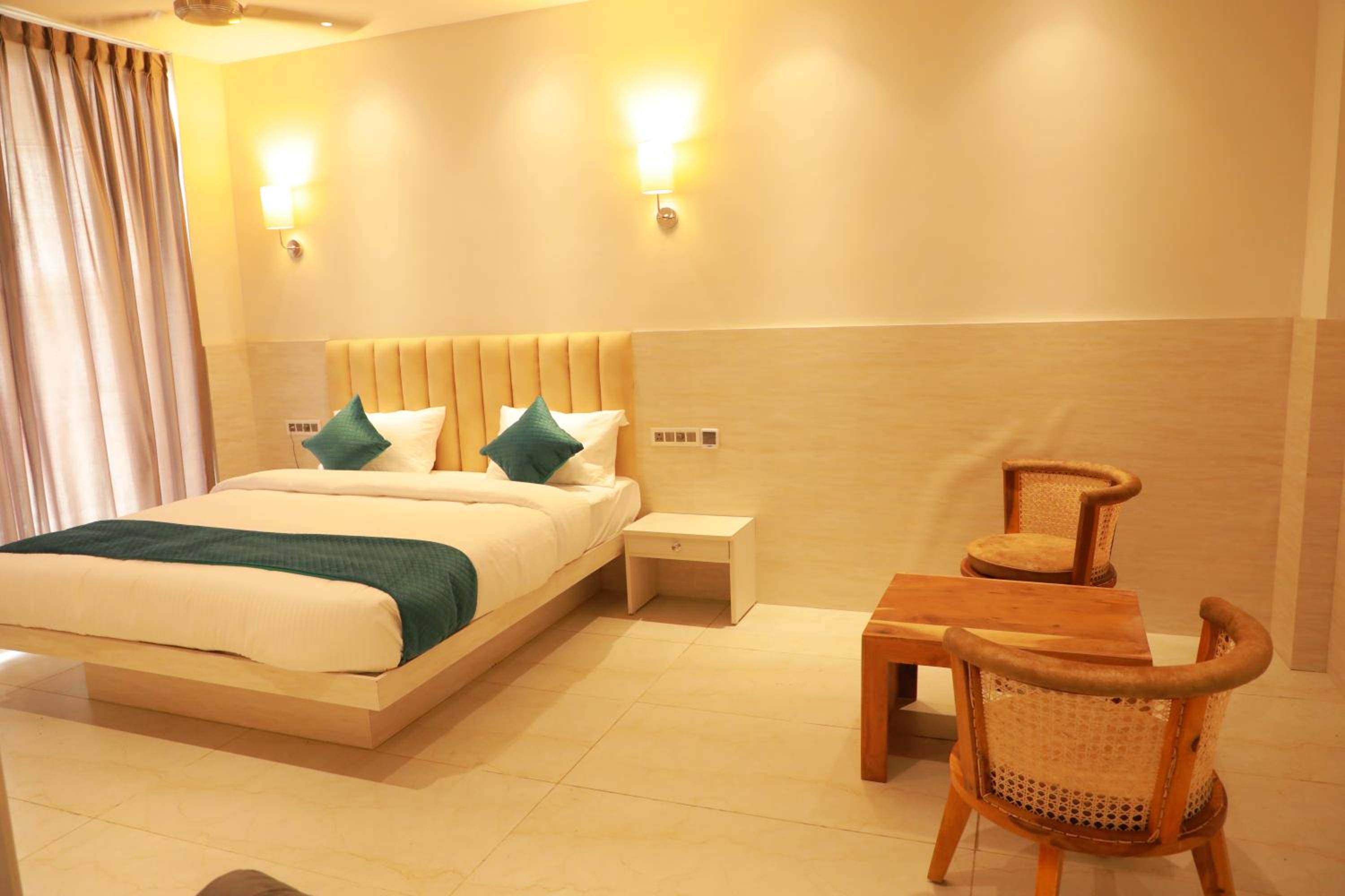 King Suite with Balcony photo 2