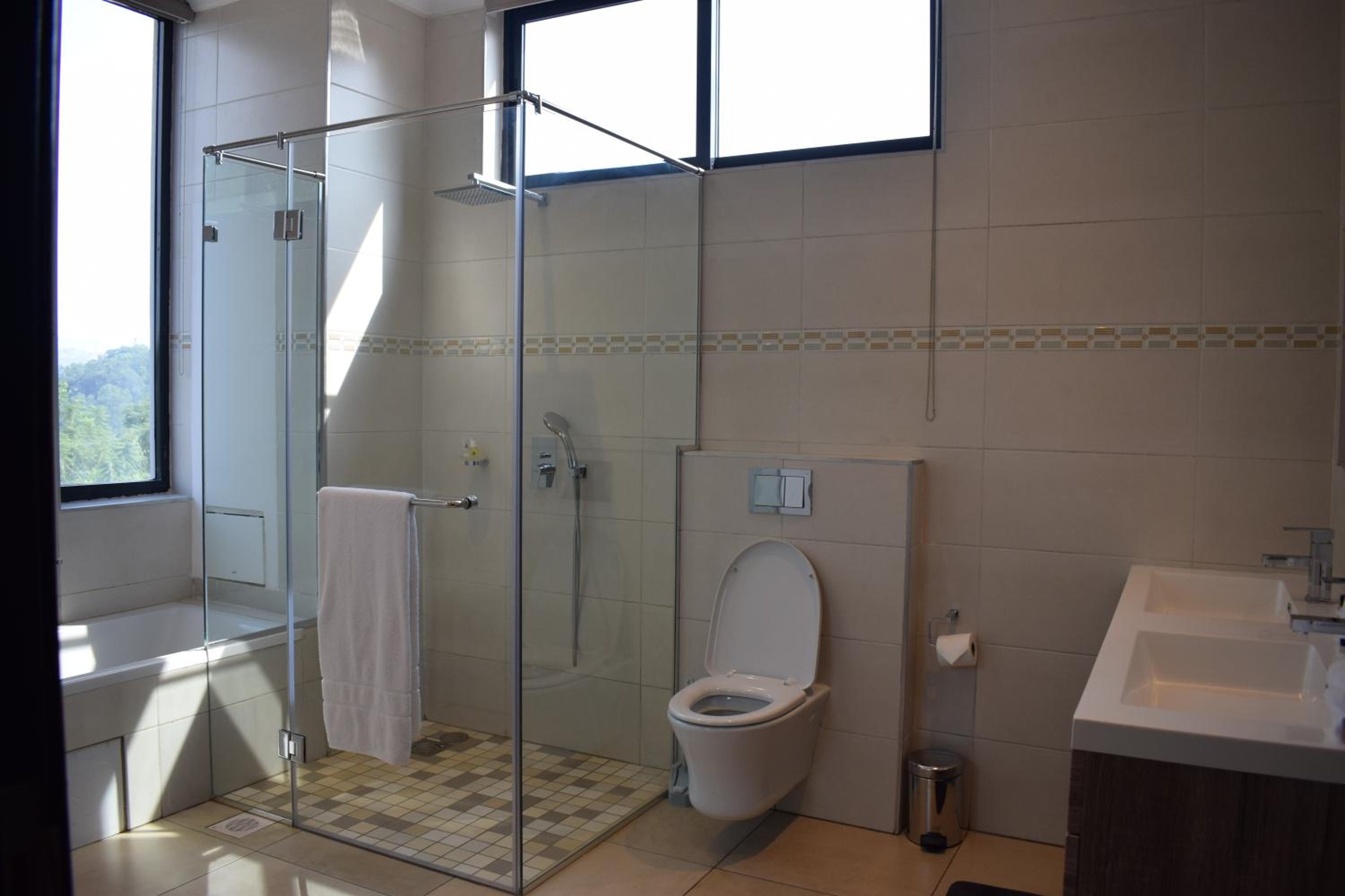 Executive Suite - Photo 12