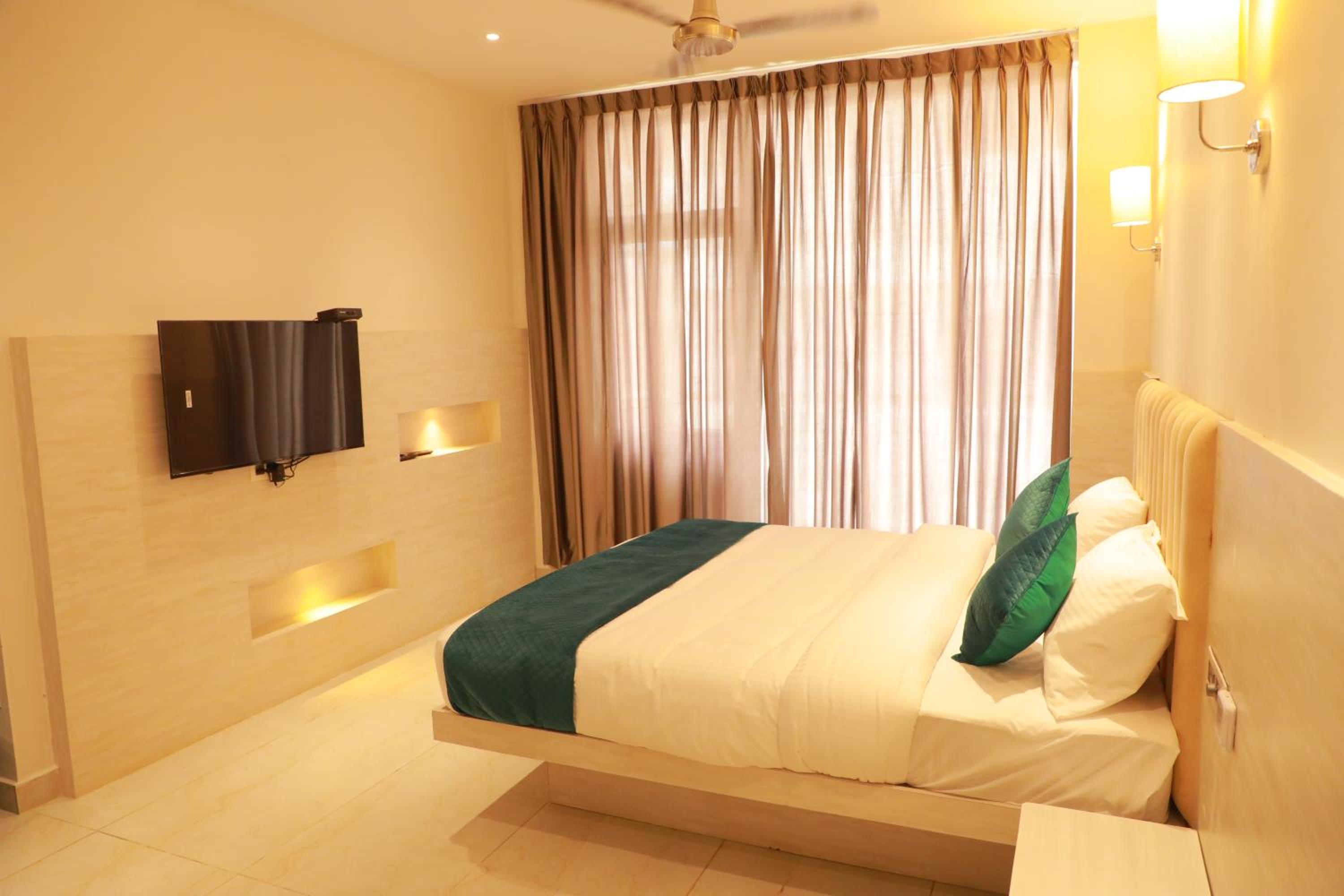King Suite with Balcony photo 3