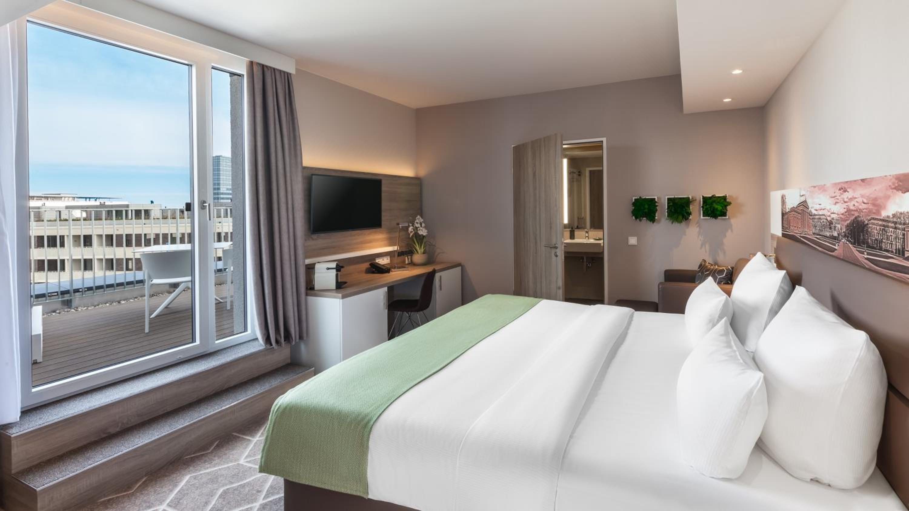 Premium Room With Terrace And Queen Bed photo 3