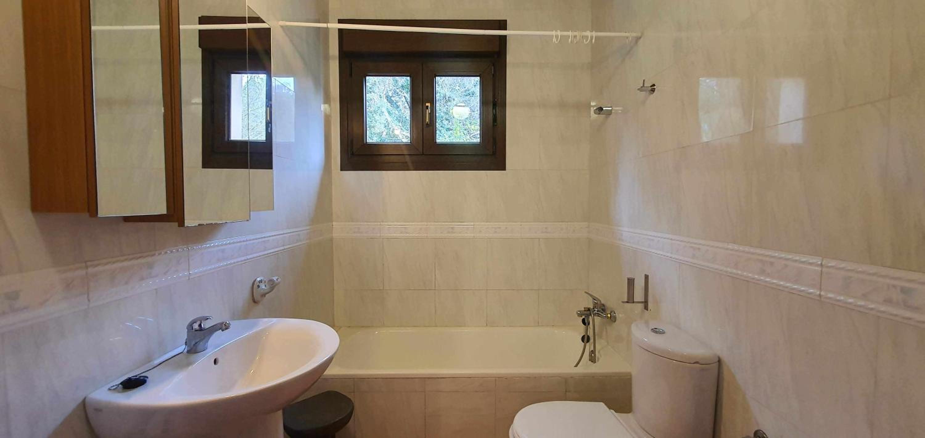 Five-Bedroom House photo 2
