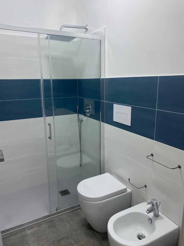 Double Room with Balcony - Photo 3