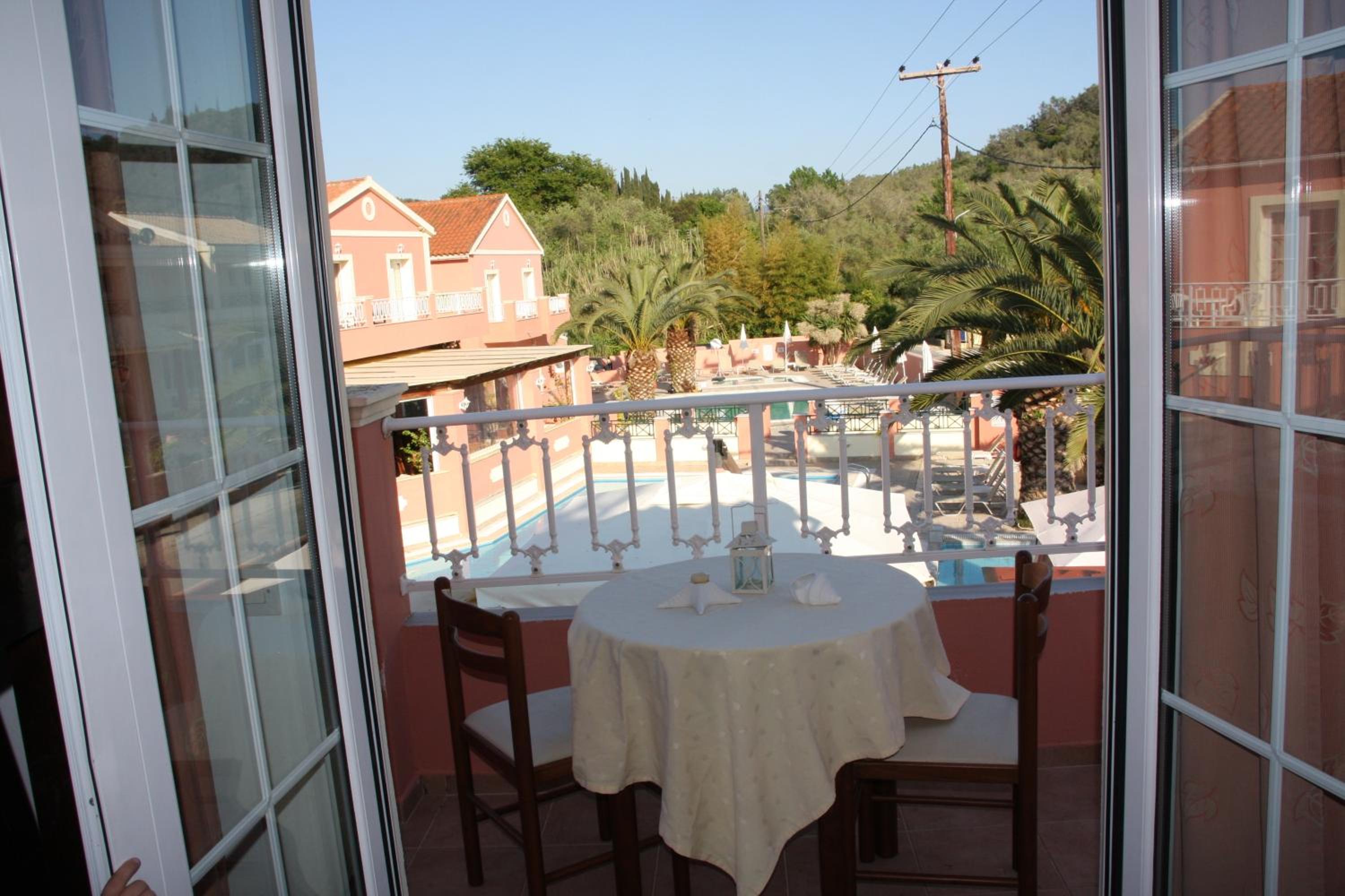 Deluxe Double or Twin Room with Pool View photo 2
