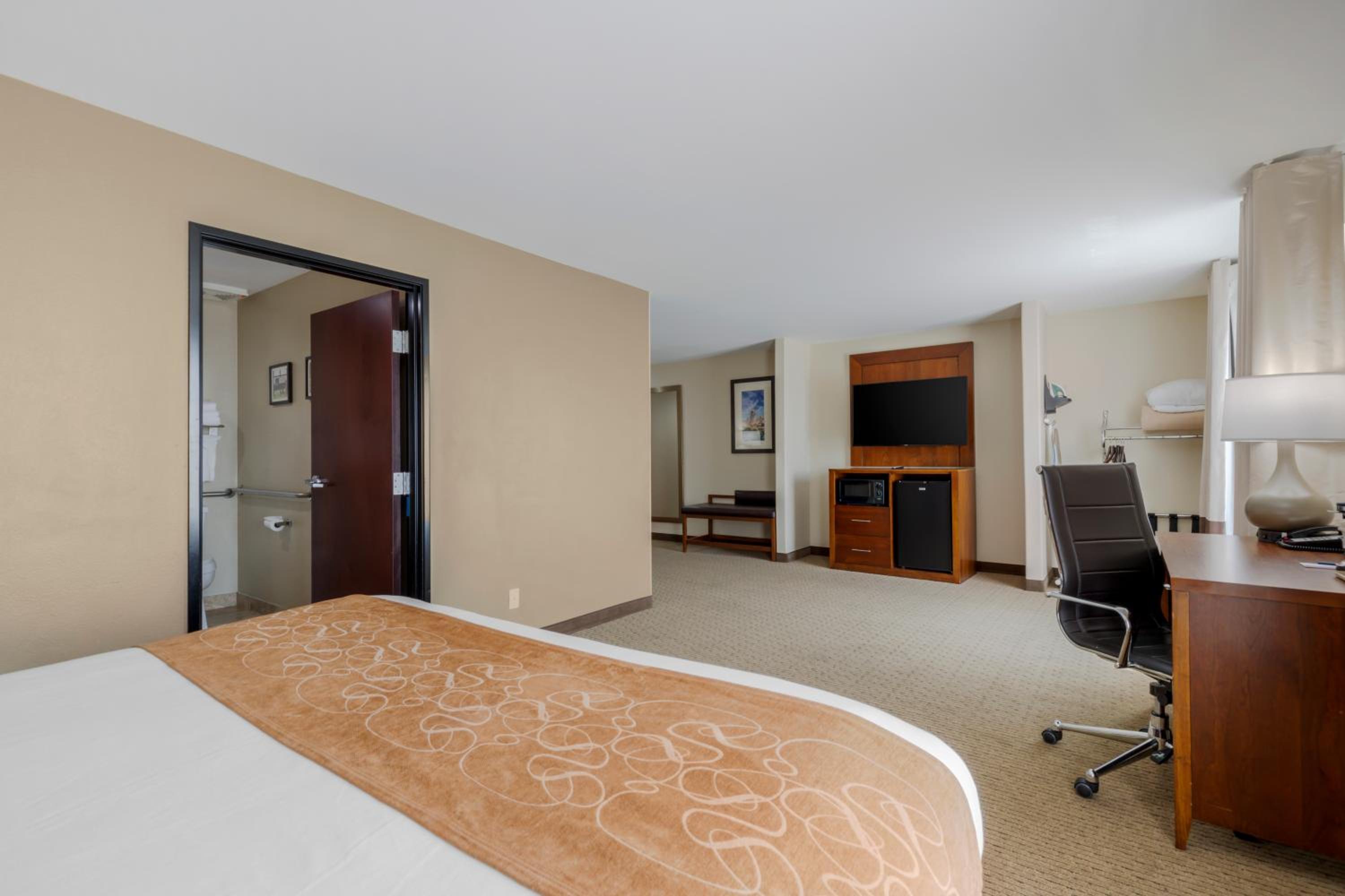 King Suite - Disability Access/Non-Smoking - Photo 3