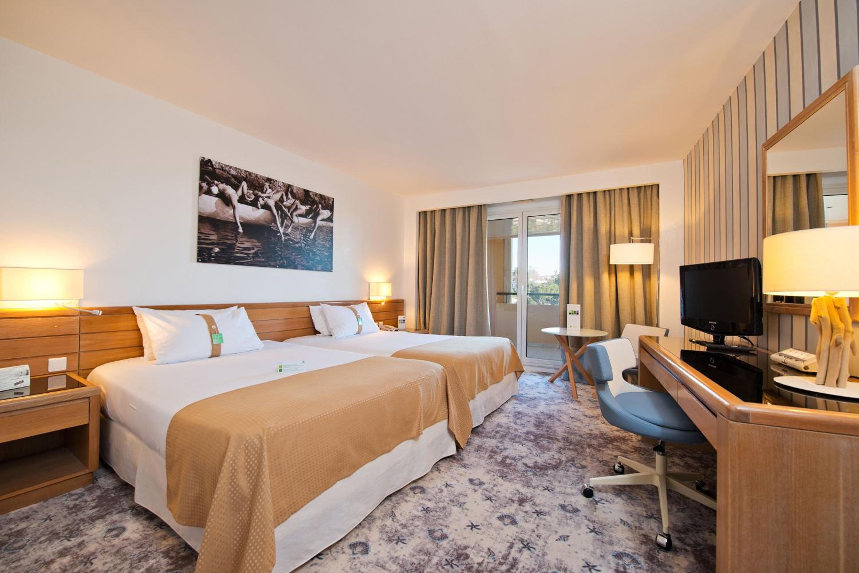 Standard Double Room with Two Double Beds and City View - Photo 2