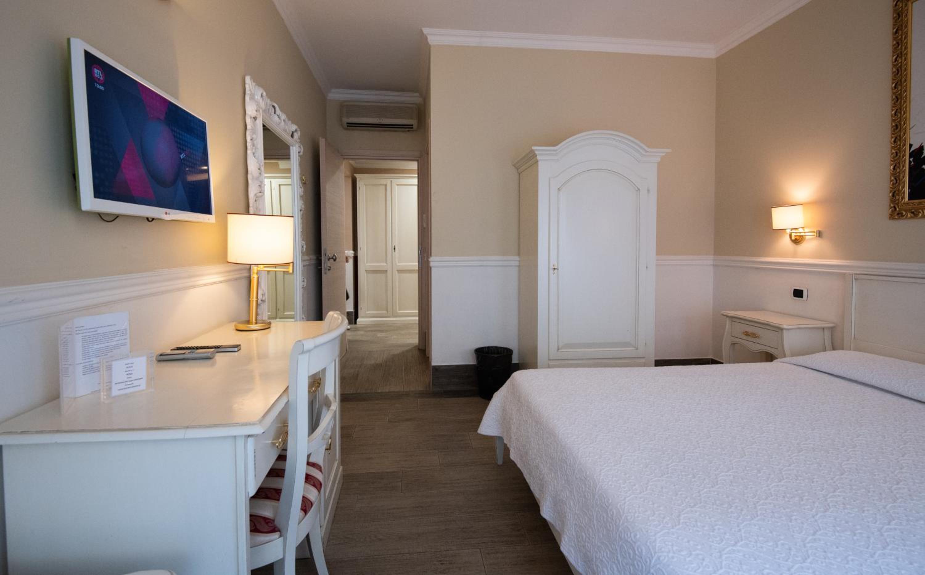 Deluxe Double Room (2 Adults) - Photo 3