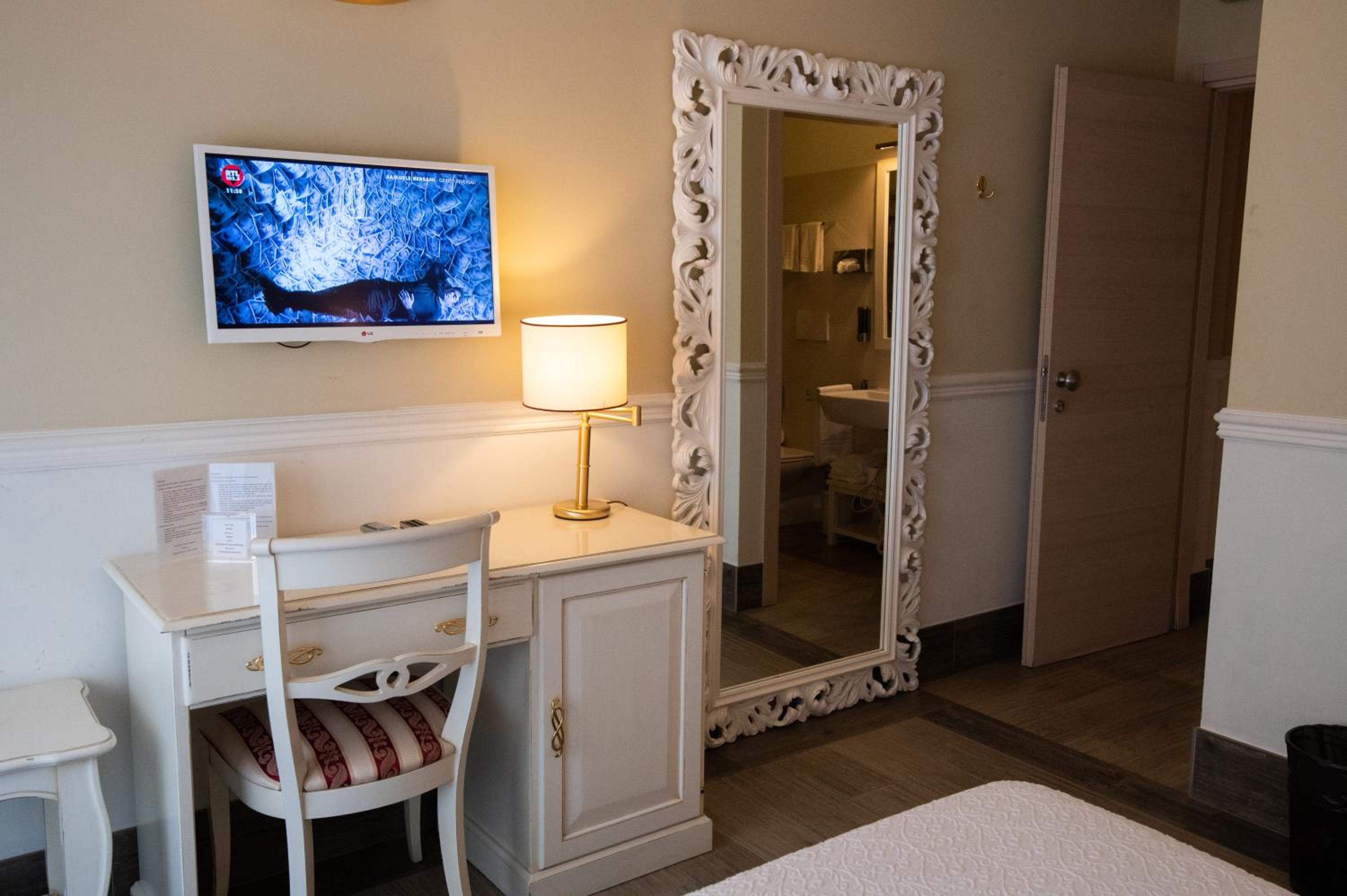 Deluxe Double Room (2 Adults) - Photo 39