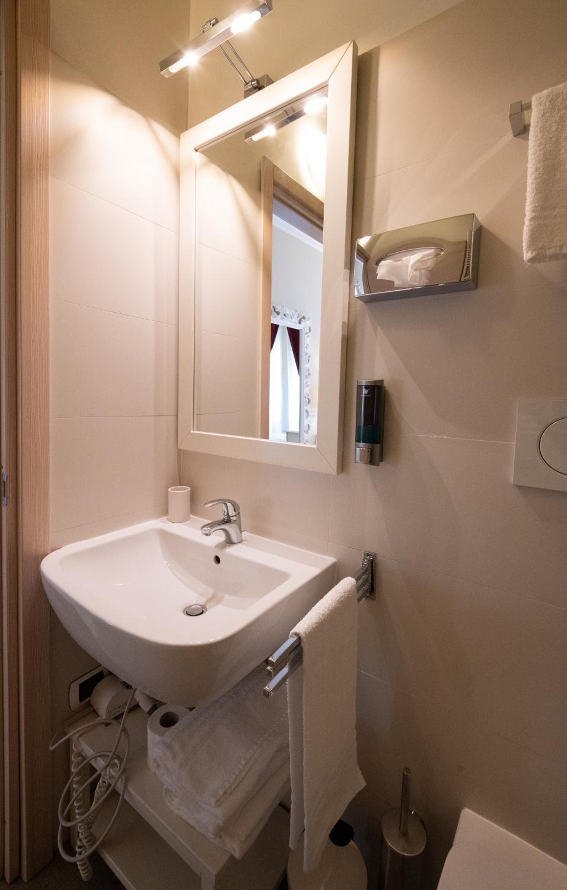 Deluxe Double Room (2 Adults) - Photo 37