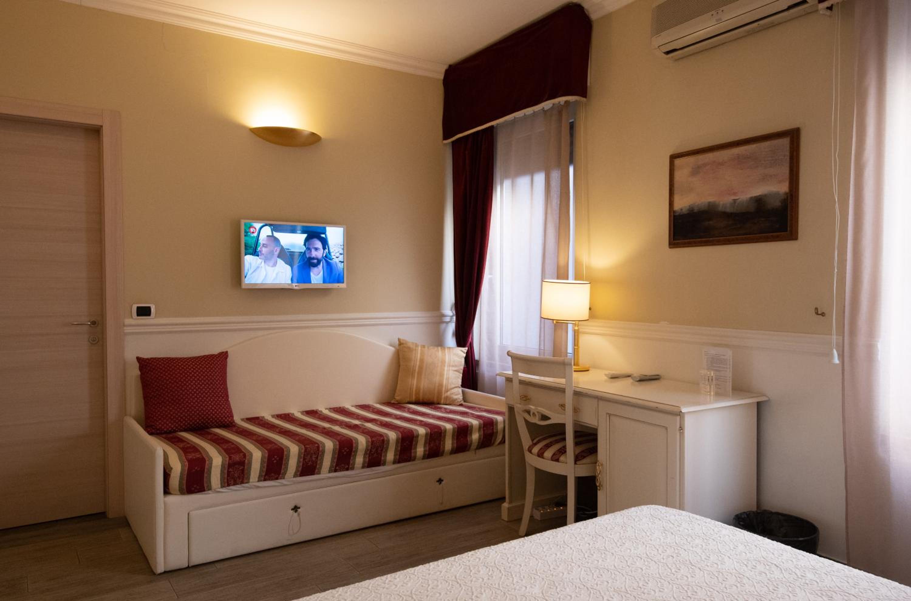 Superior King Room - Photo 7