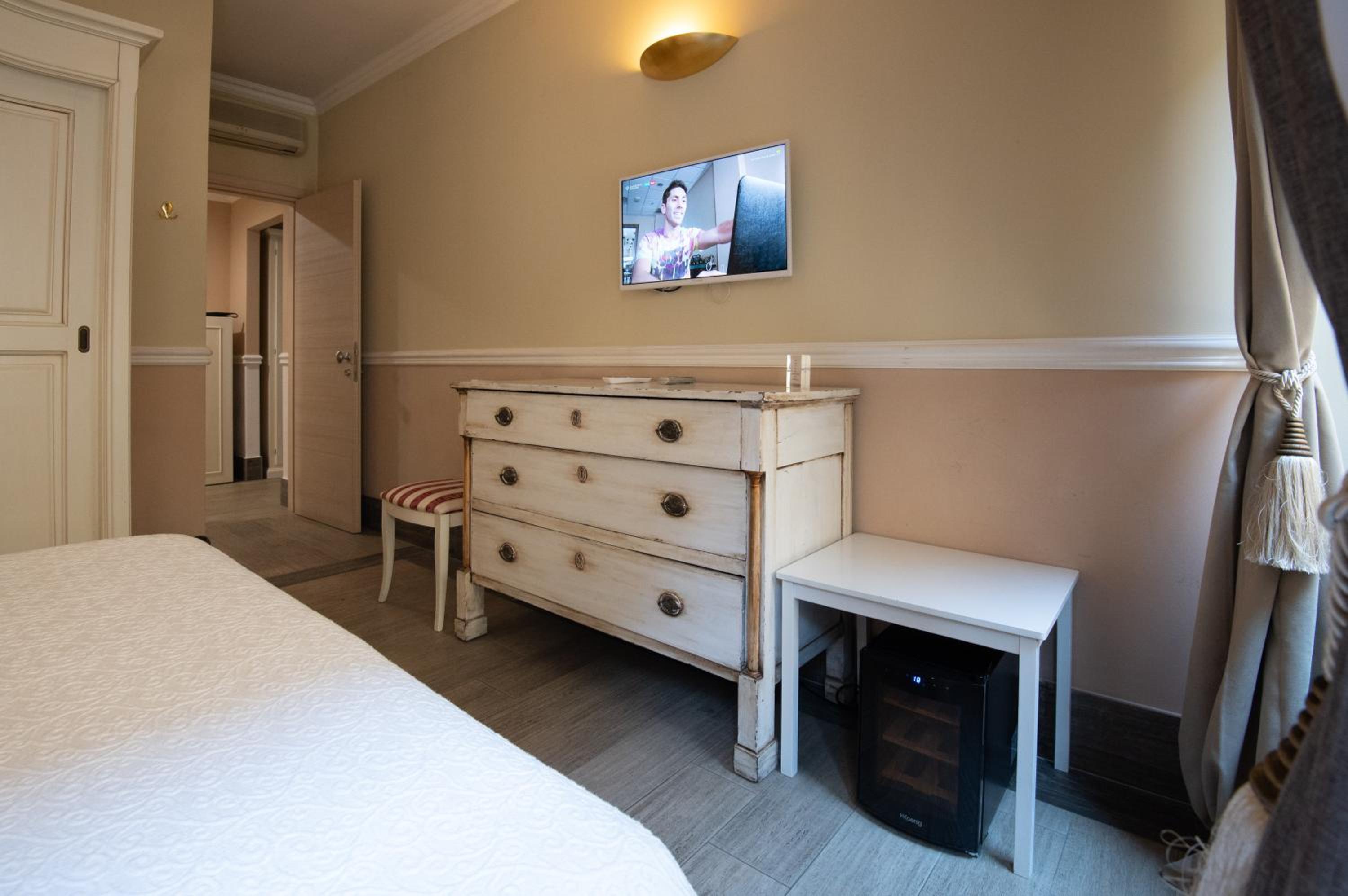 Deluxe Double Room (2 Adults) - Photo 21