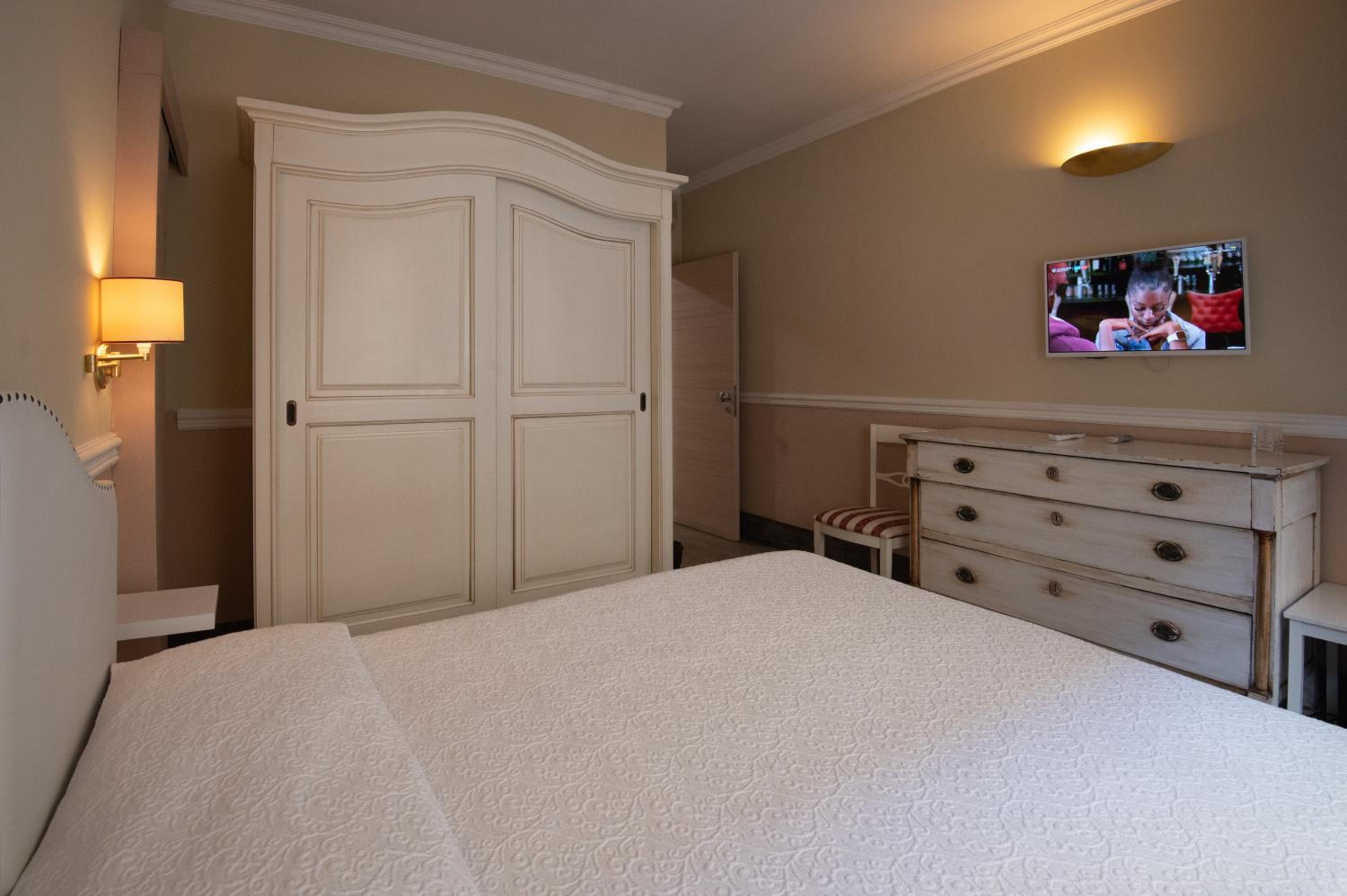 Deluxe Double Room (2 Adults) - Photo 22