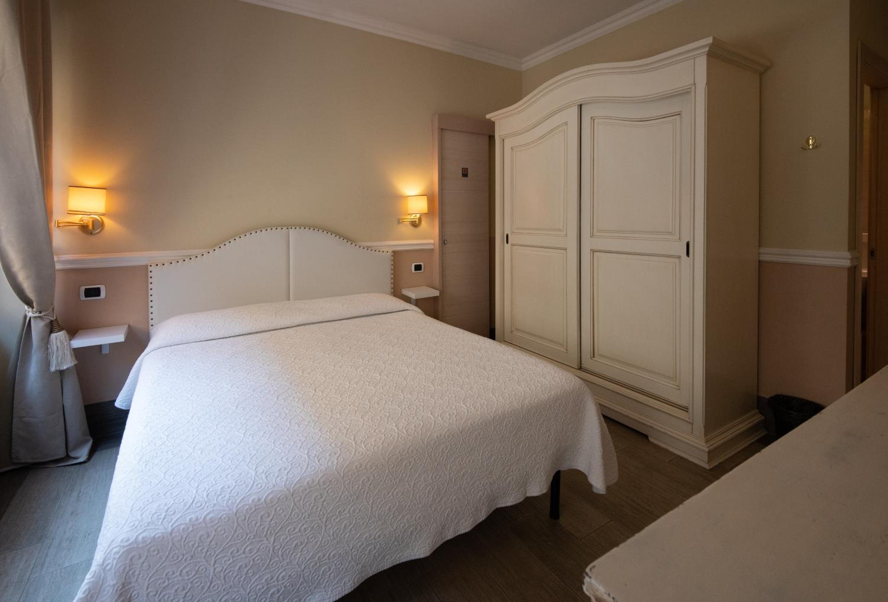 Deluxe Double Room (2 Adults) - Photo 25