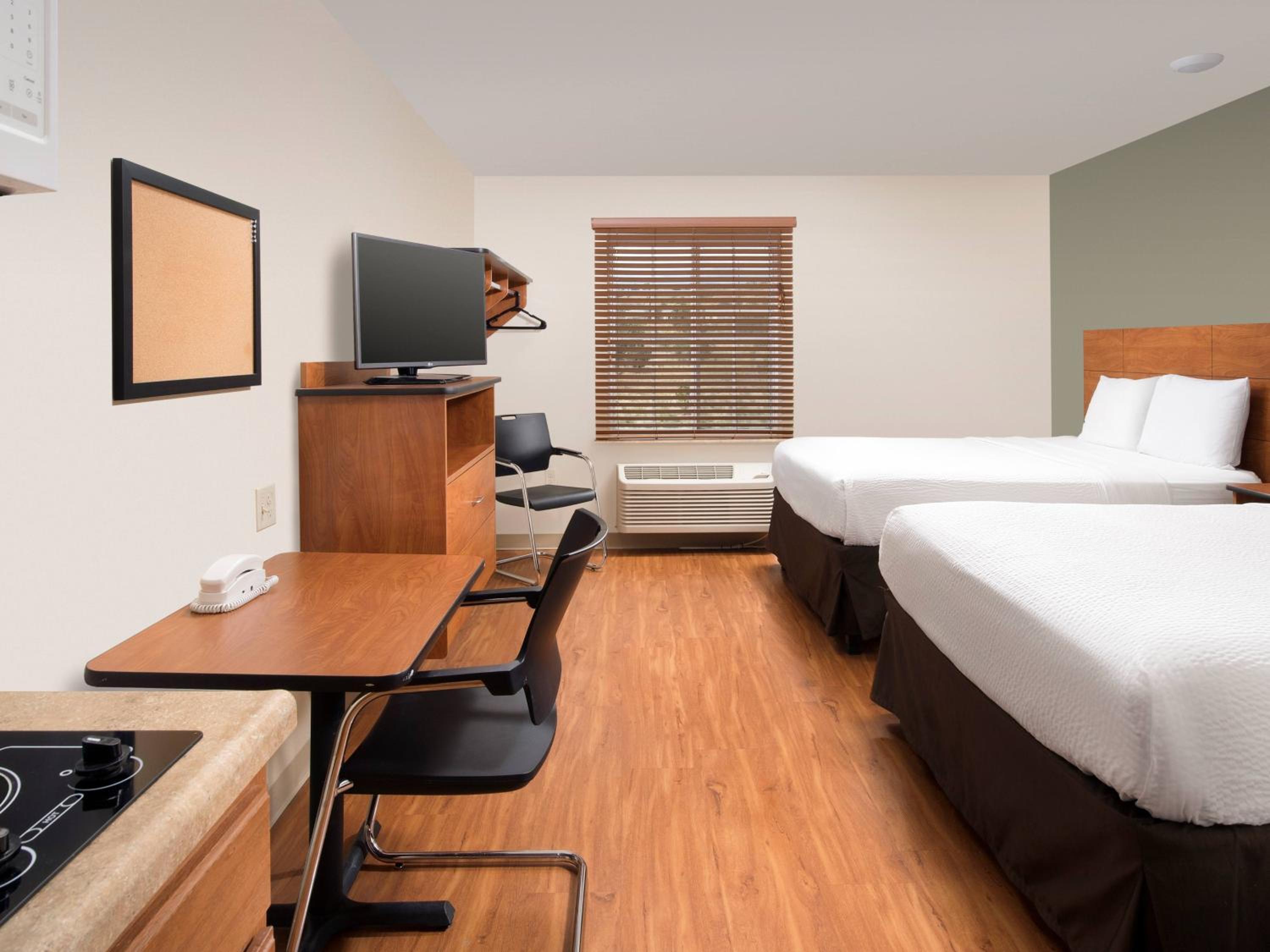 Standard Queen Room with Two Queen Beds - Non-Smoking photo 2