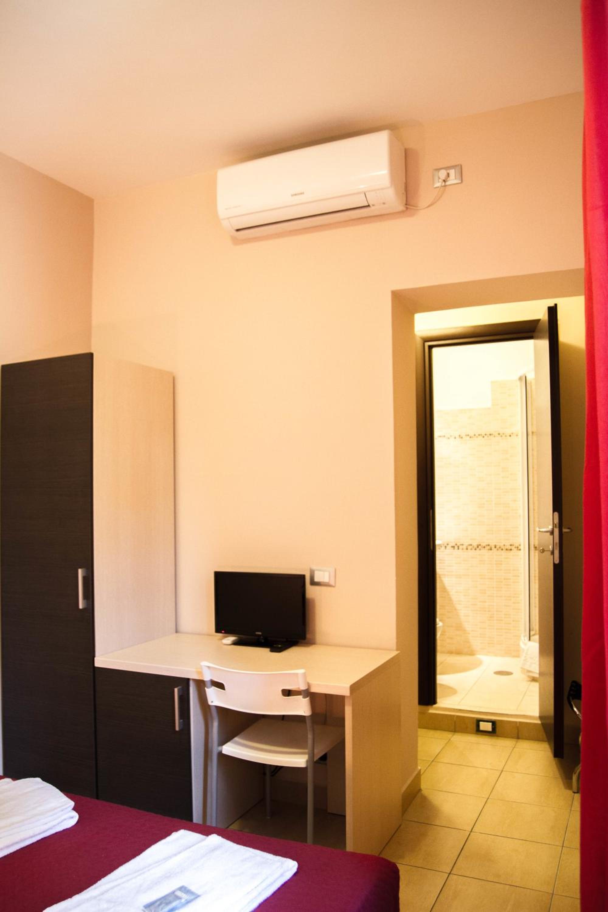 Double Room with Private Bathroom photo 3