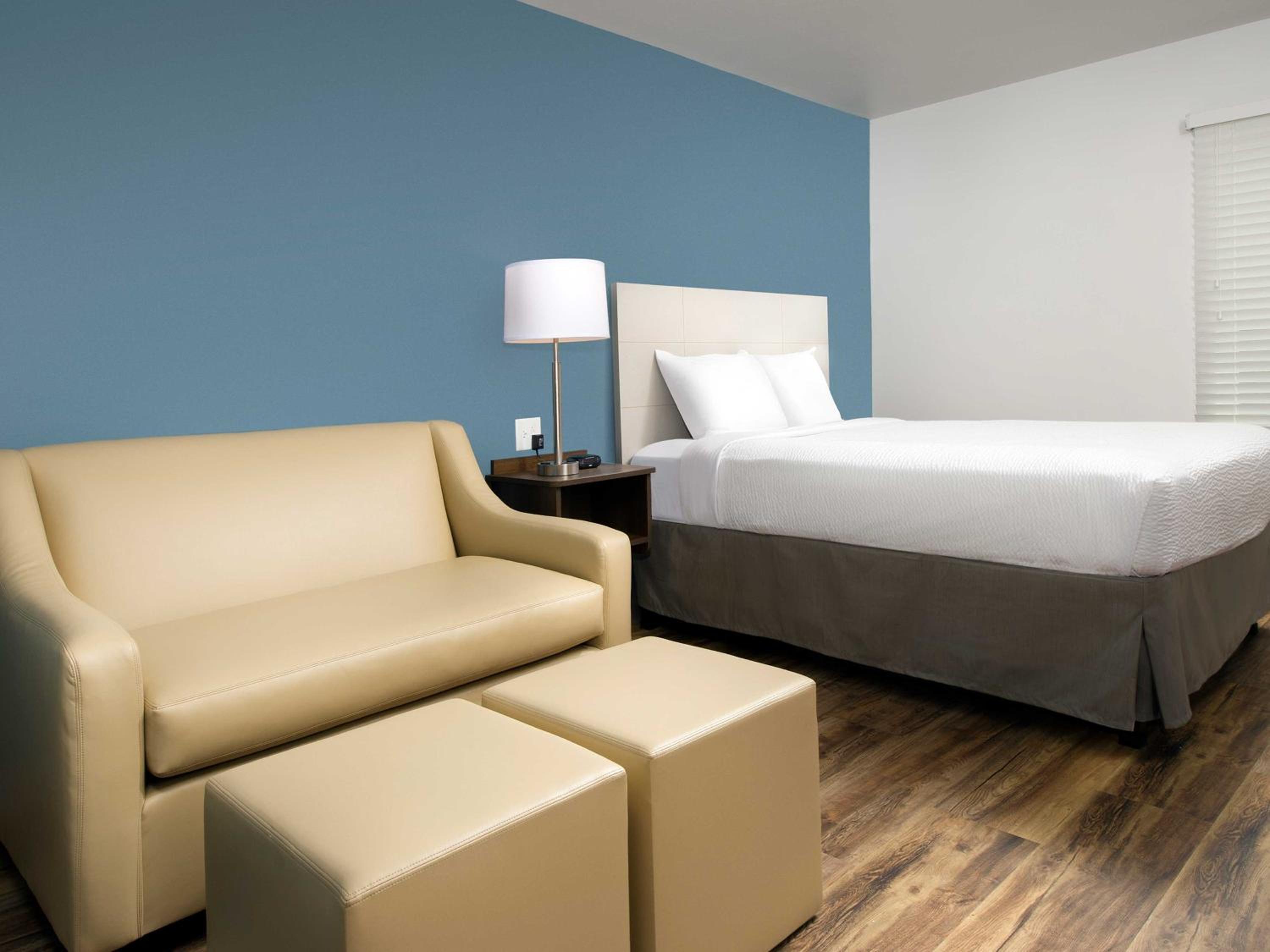 Standard Queen Room with Sofa Bed - Non-Smoking photo 2