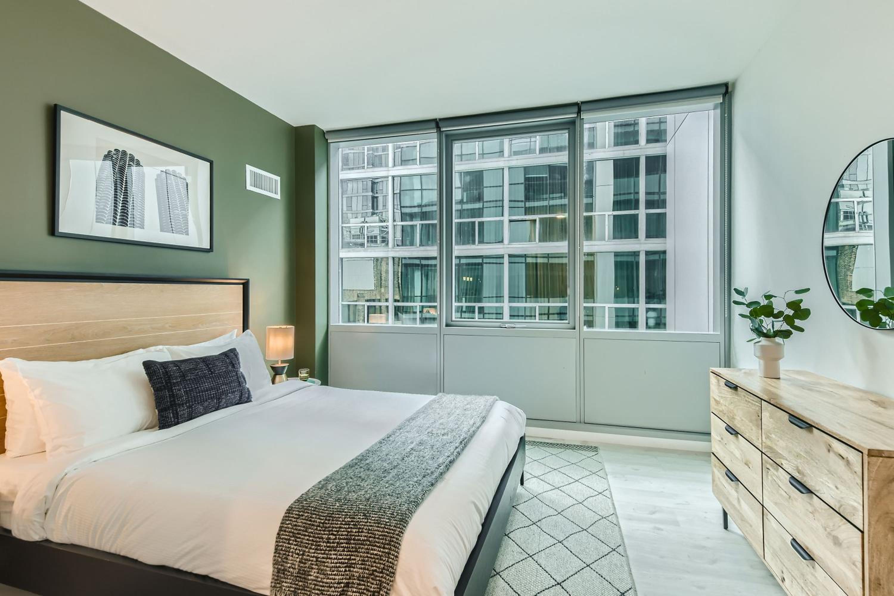 1 Bedroom w/ Den in South Loop Chicago