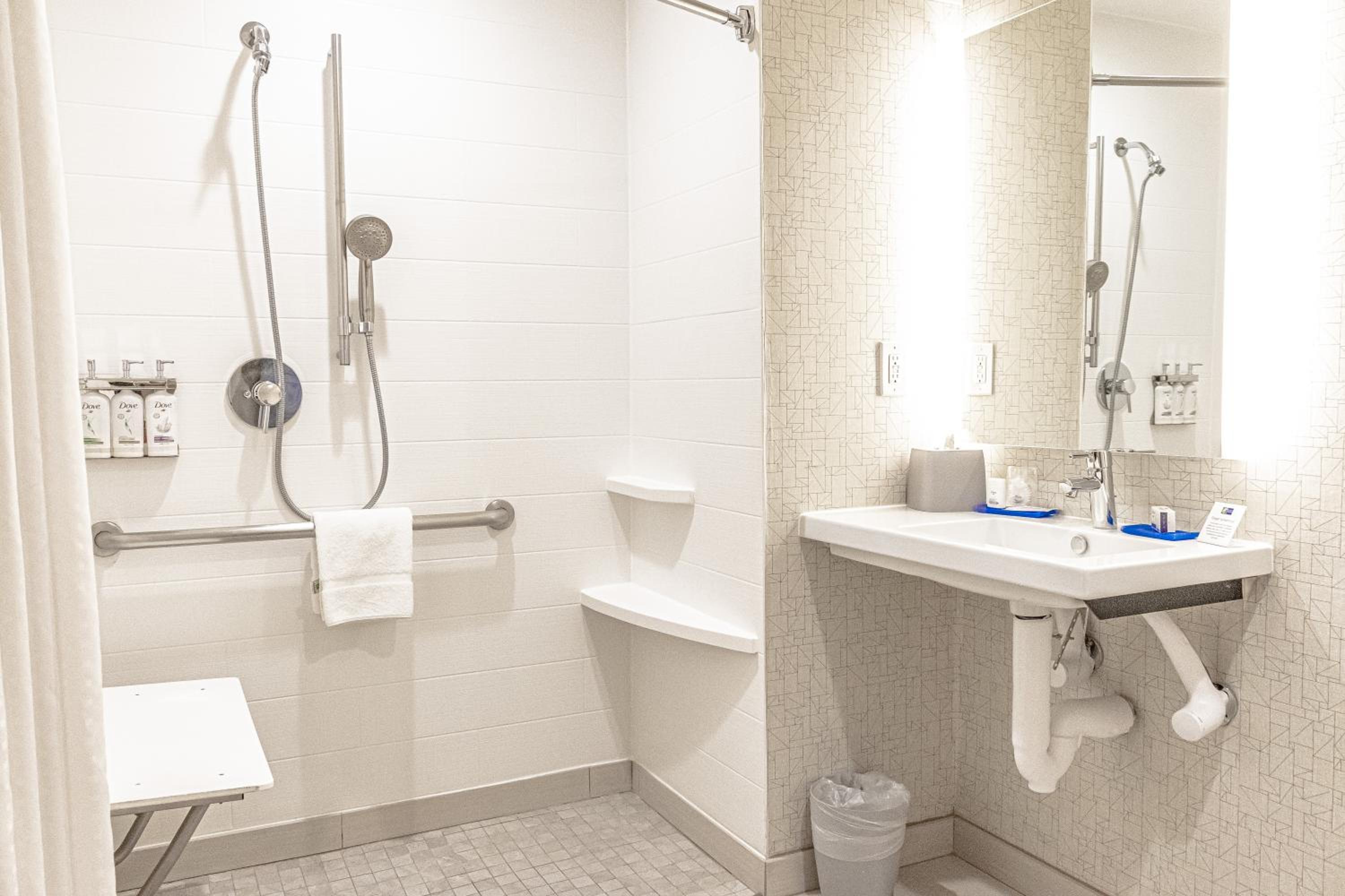 Queen Room with Two Queen Beds- Hearing Accessible Roll in Shower/Non-Smoking - Photo 2