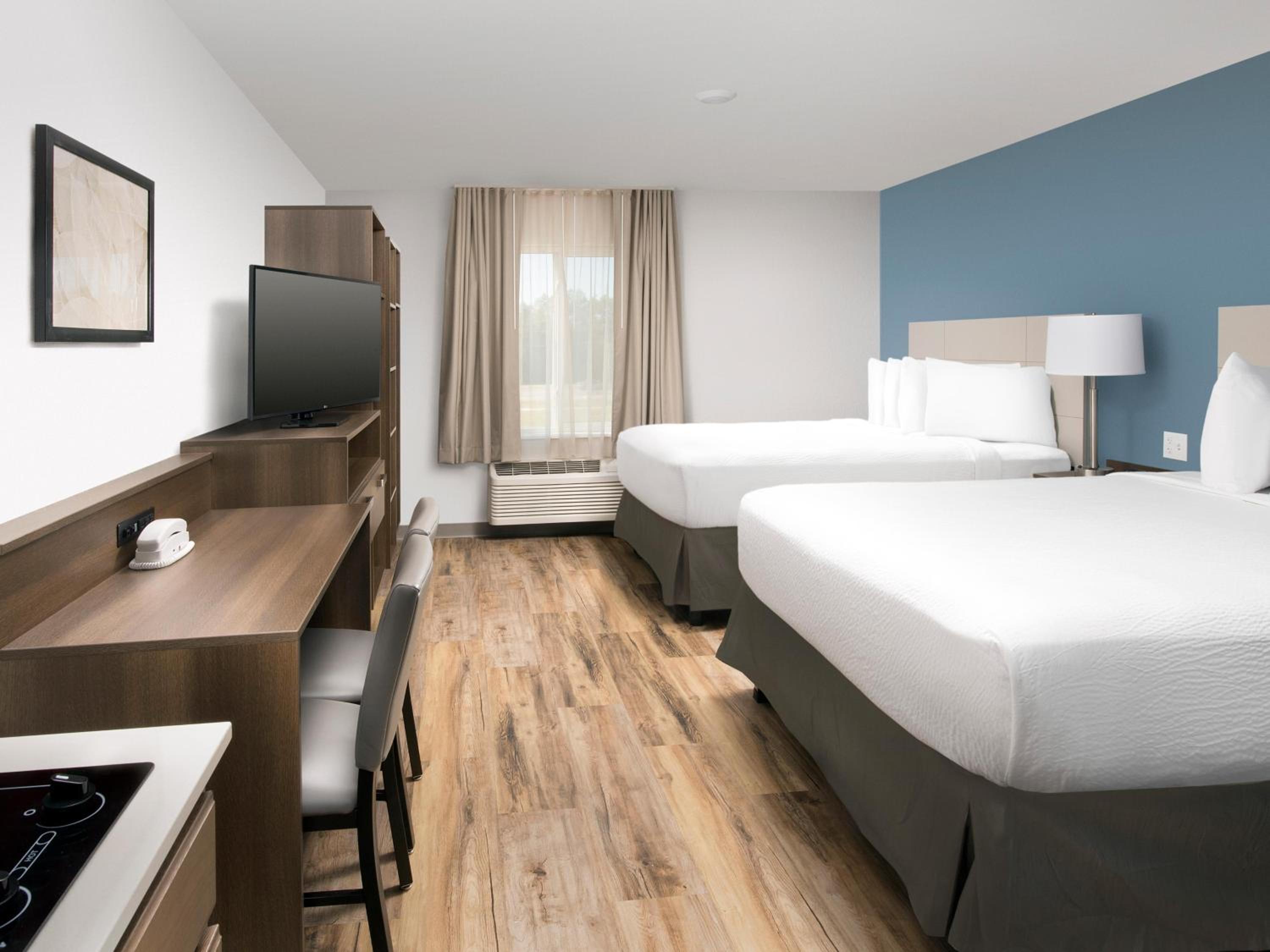 Standard Queen Room with Two Queen Beds - Non Smoking photo 3
