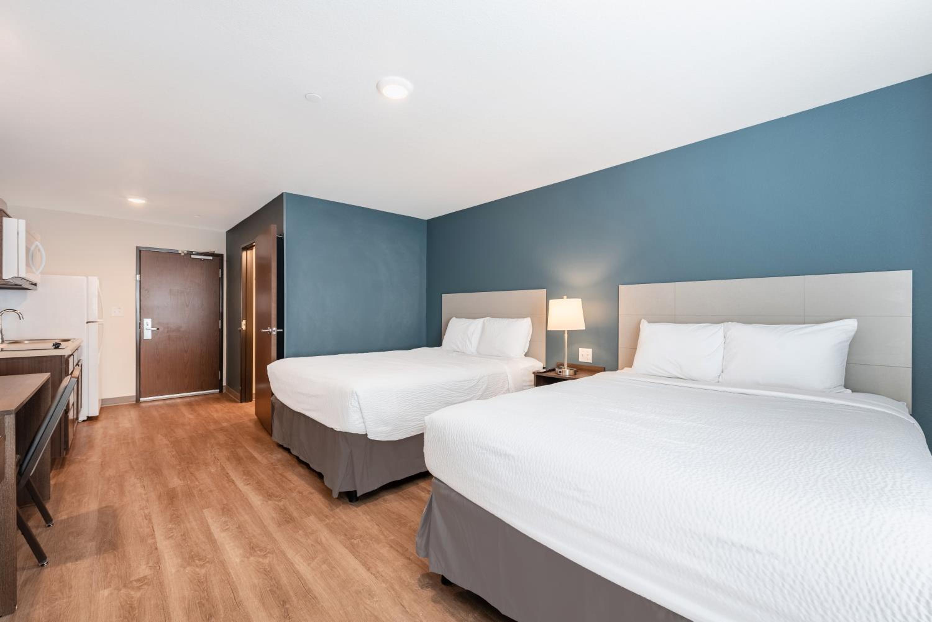 Standard Queen Room with Two Queen Beds - Non-Smoking photo 2