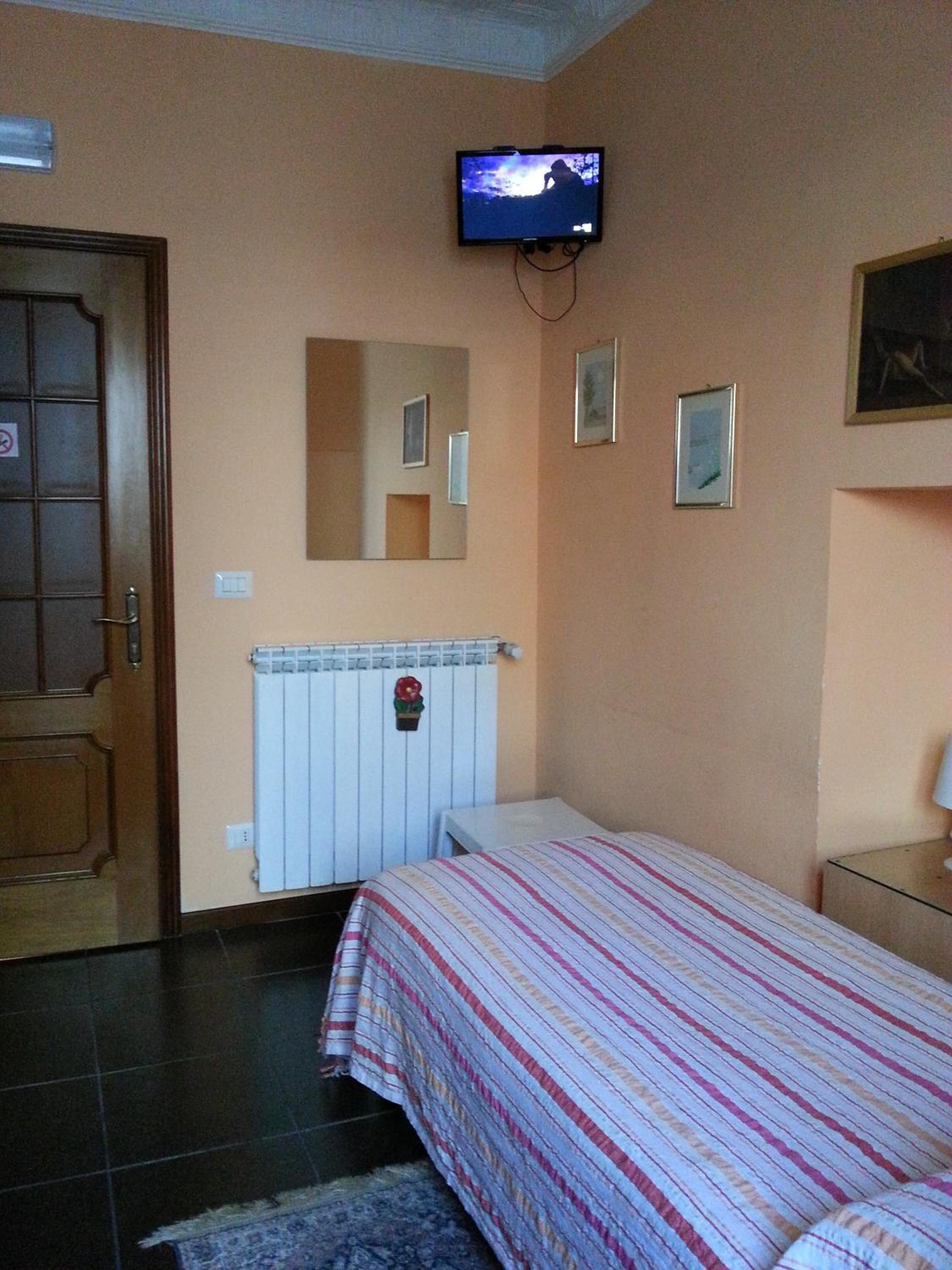 Single Room with Shared Bathroom