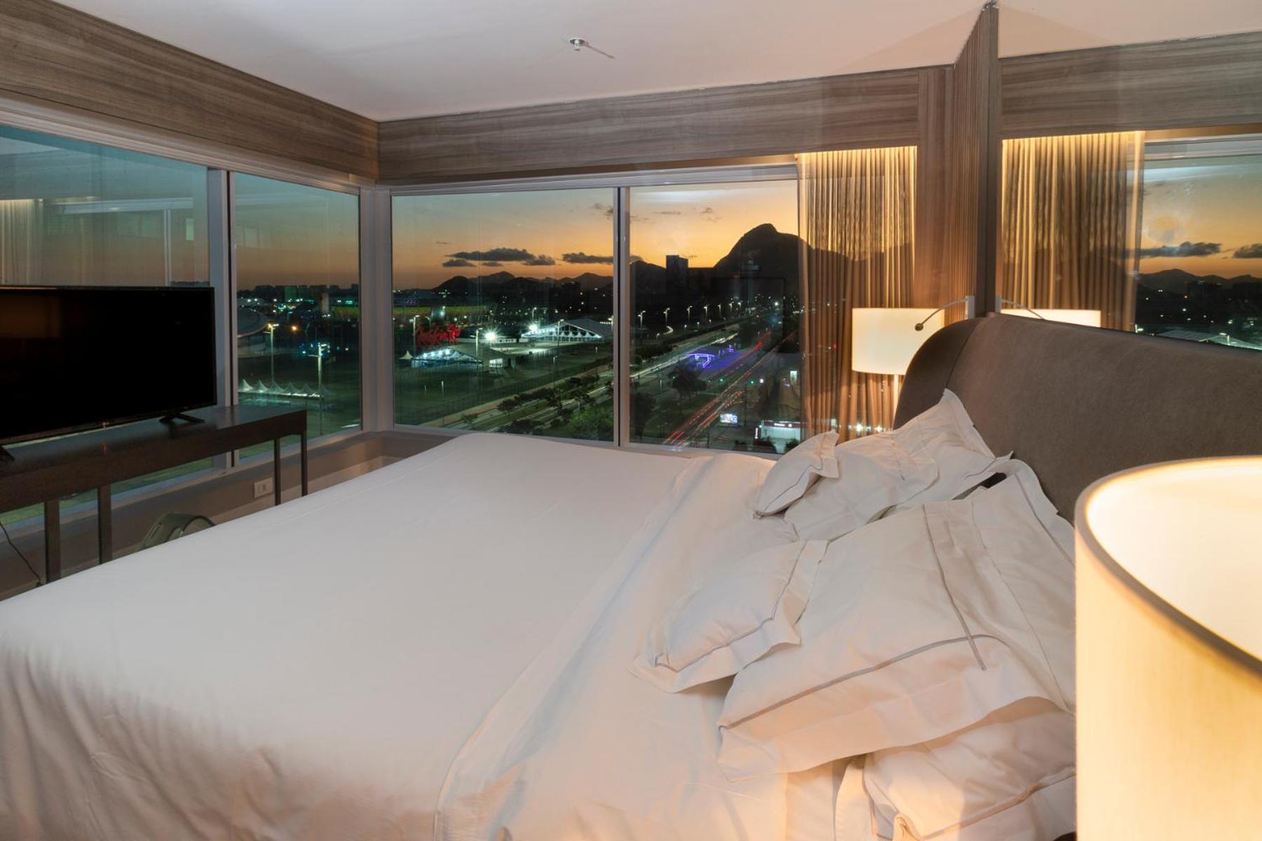 Deluxe King Room thumbnail 6