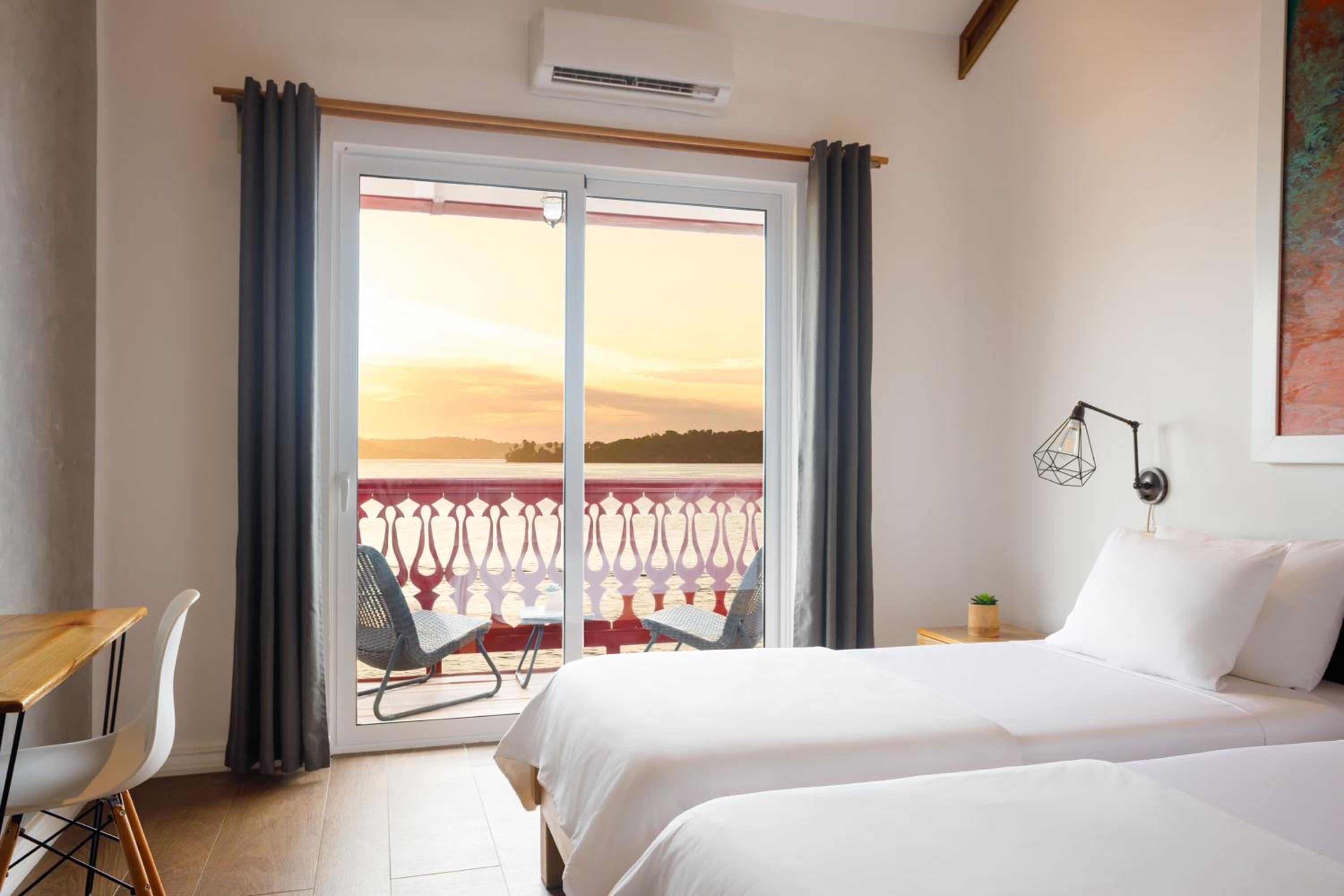 Twin Room with Sea View photo 3