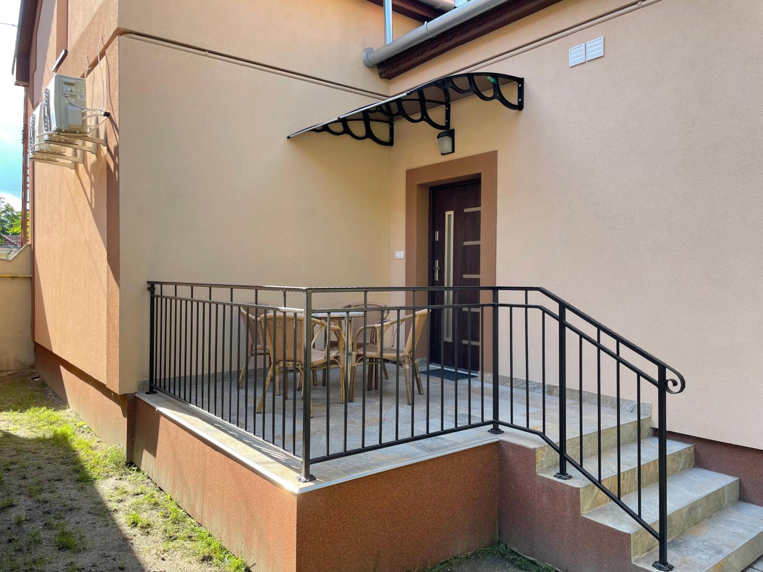 Apartment with Terrace - Photo 4