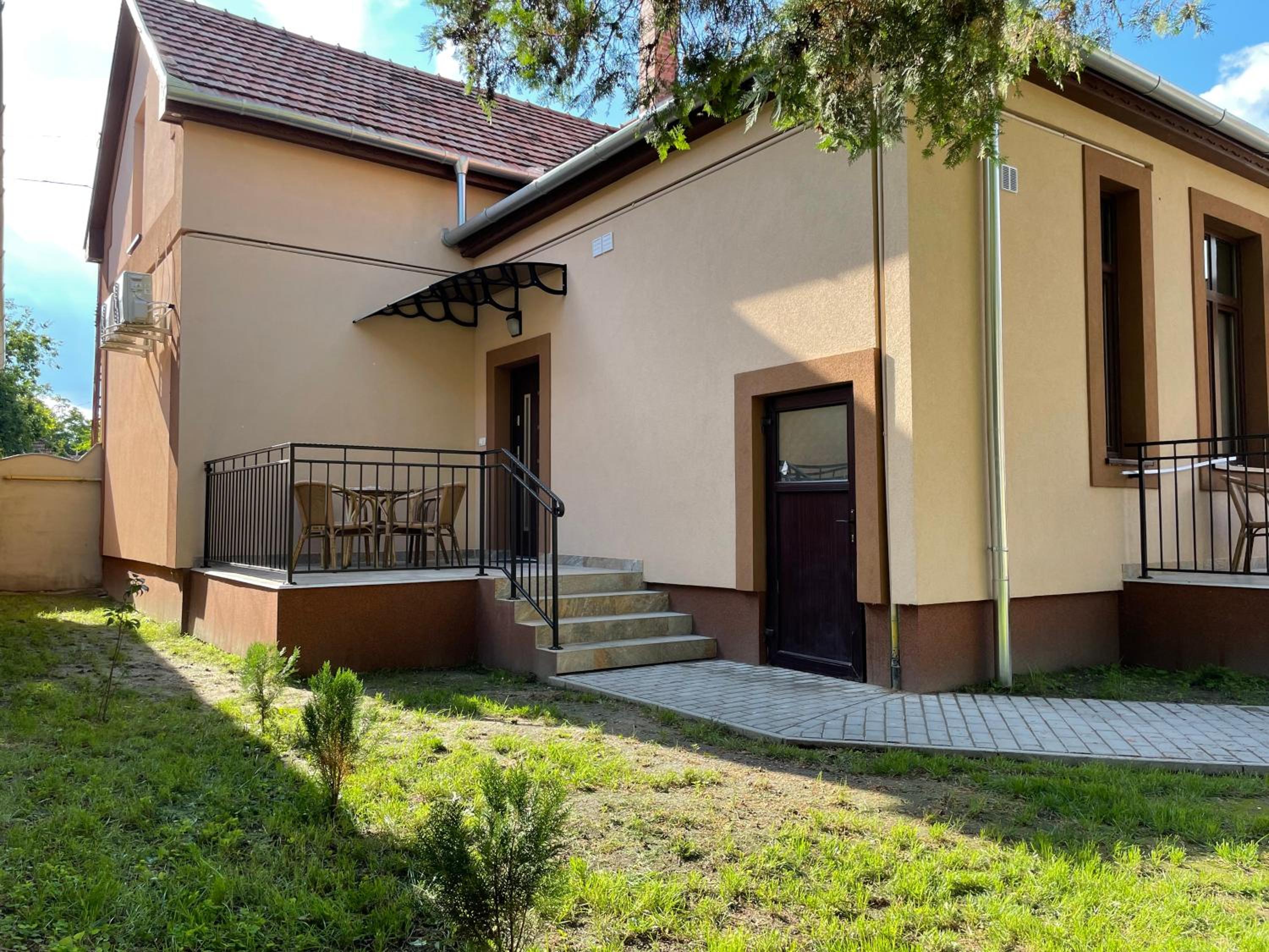 Apartment with Terrace - Photo 7