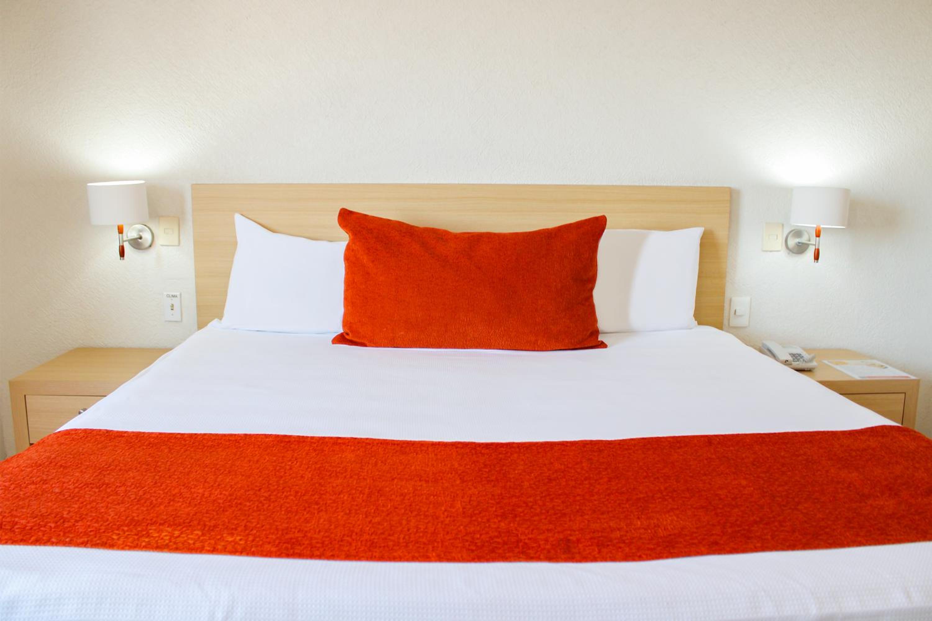 Standard King Room - Photo 10
