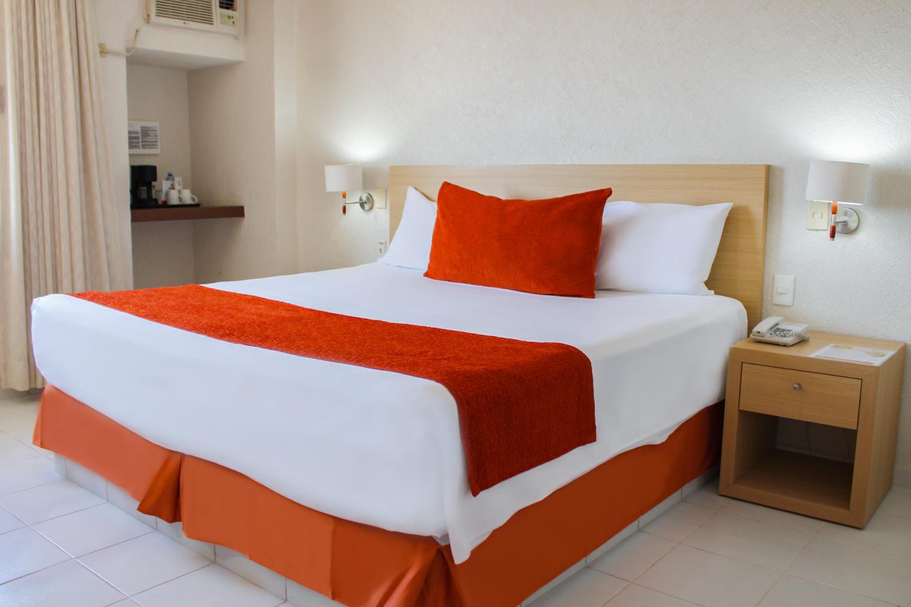 Standard King Room - Photo 9