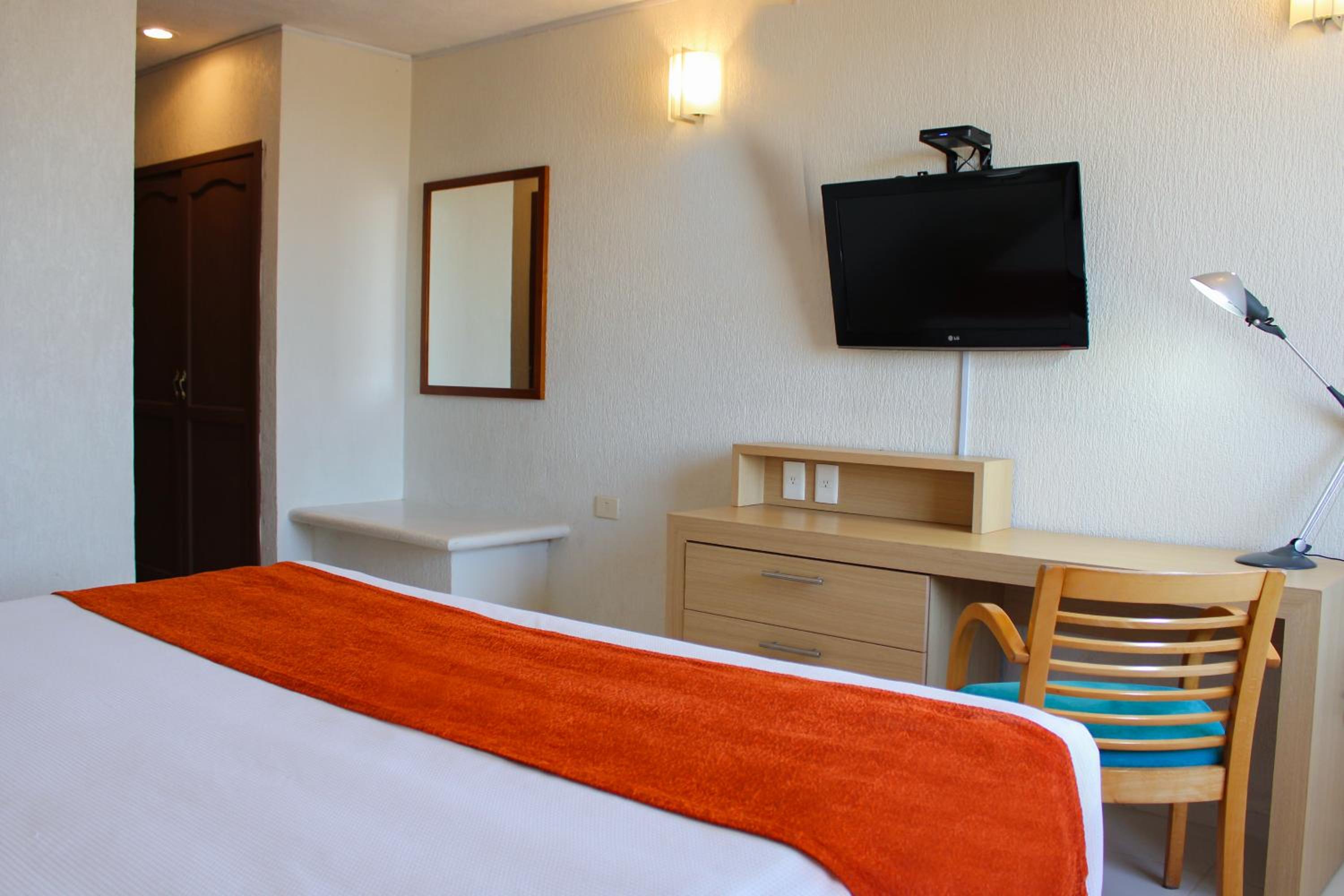 Standard King Room - Photo 6