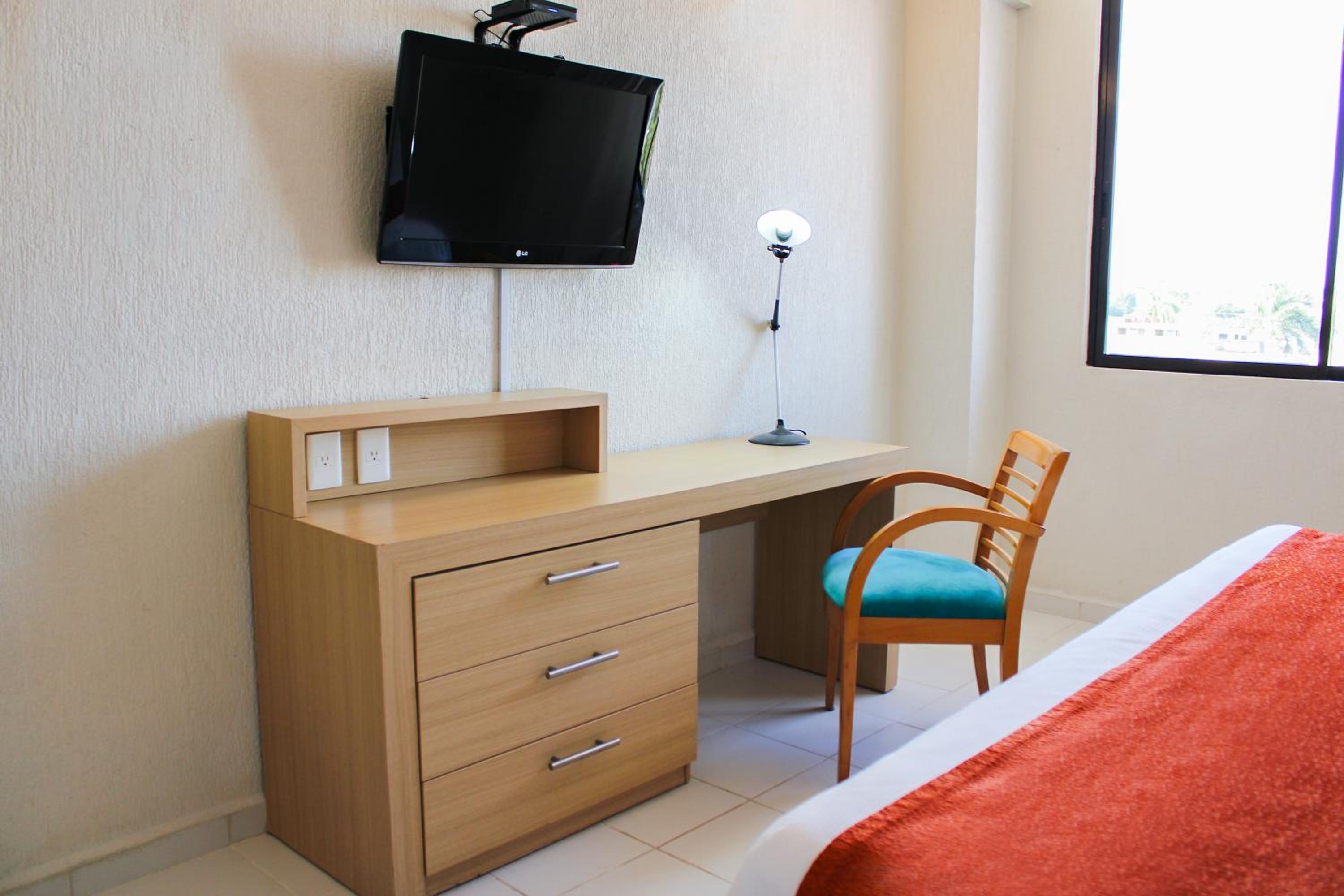 Standard King Room - Photo 7