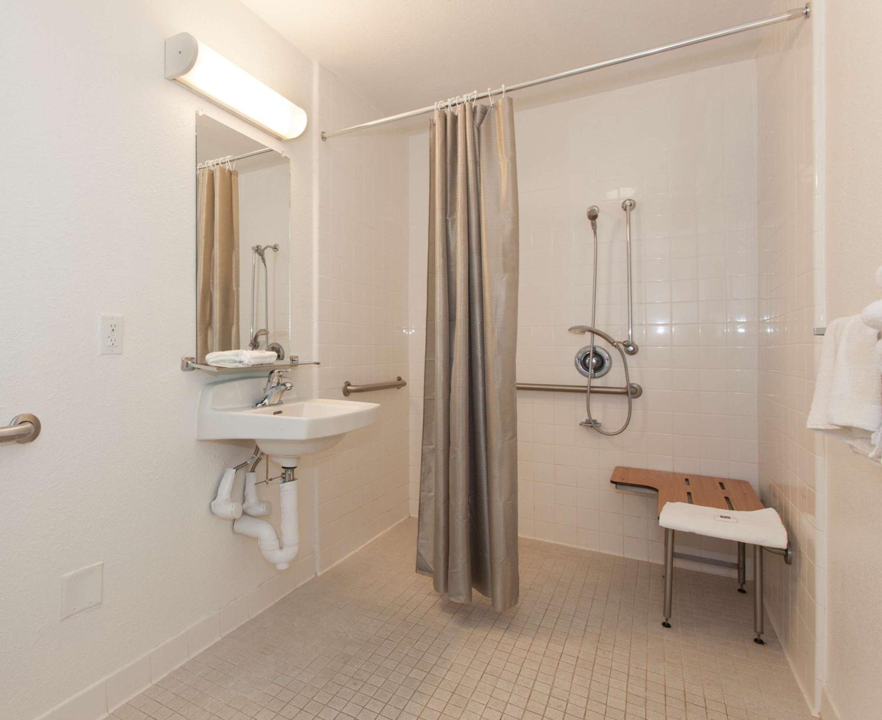 Queen Room - Disability Access - Non-Smoking photo 2