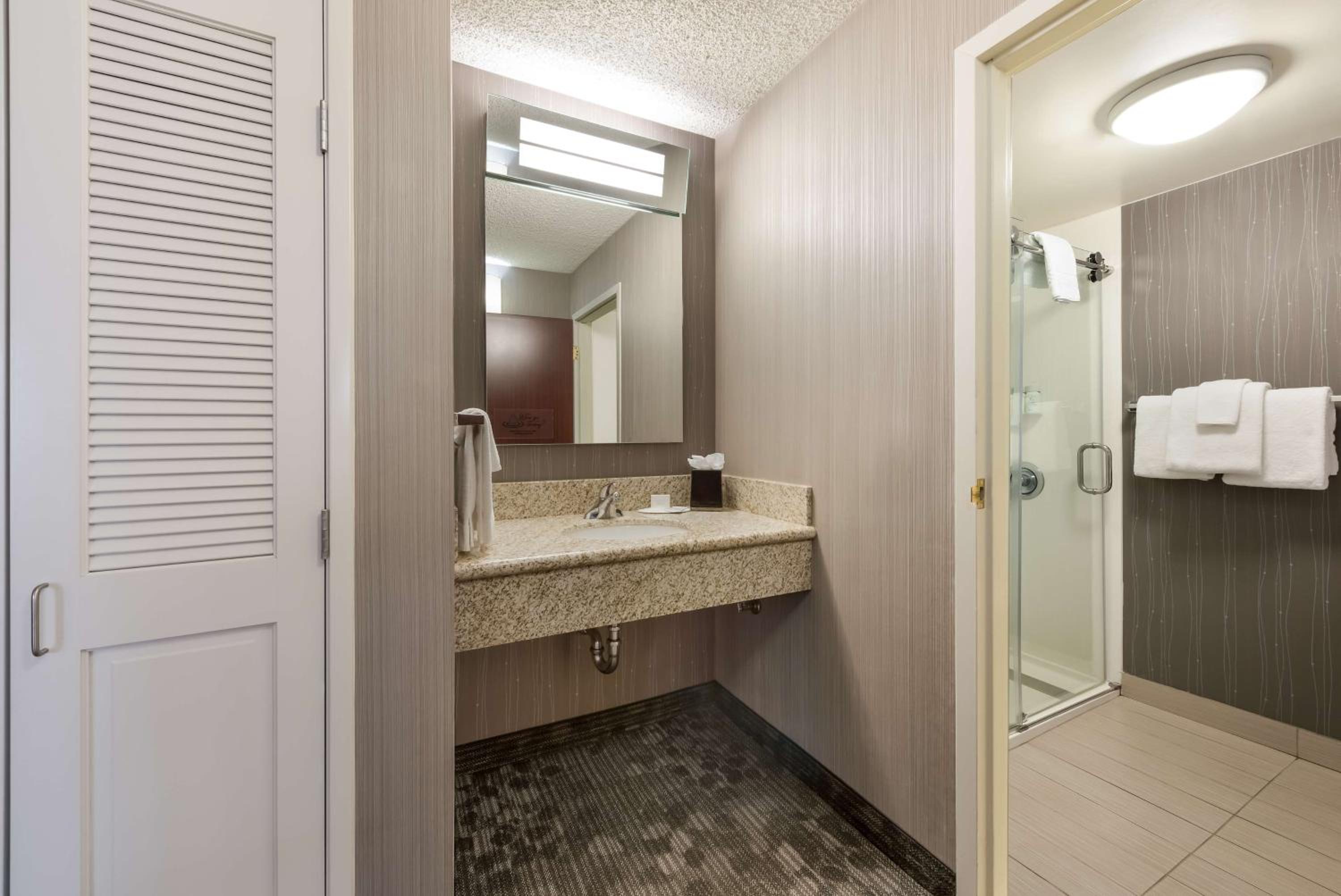 Hearing Accessible Guestroom King - Photo 3