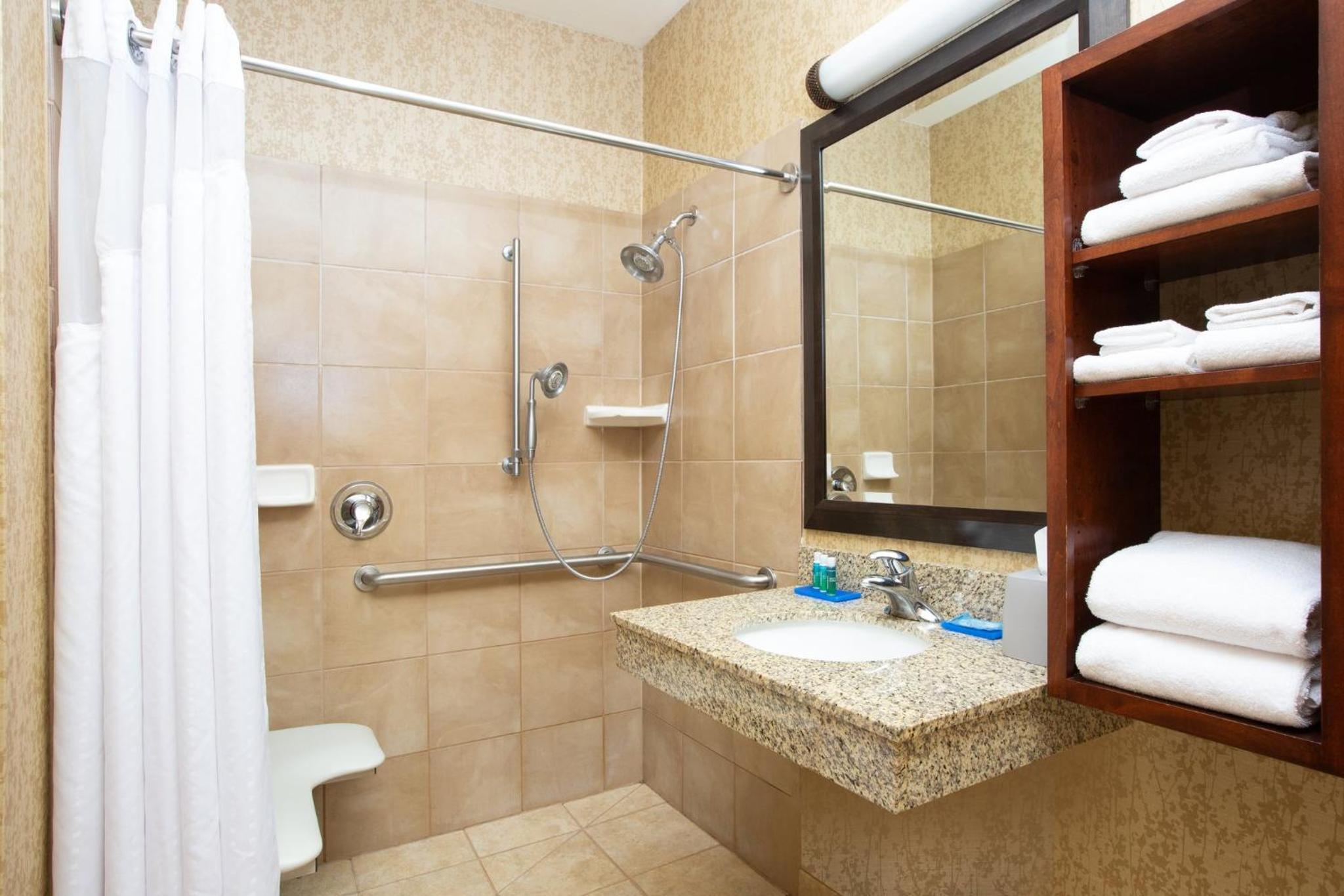 King Room - Disability Access Roll in Shower - Photo 2