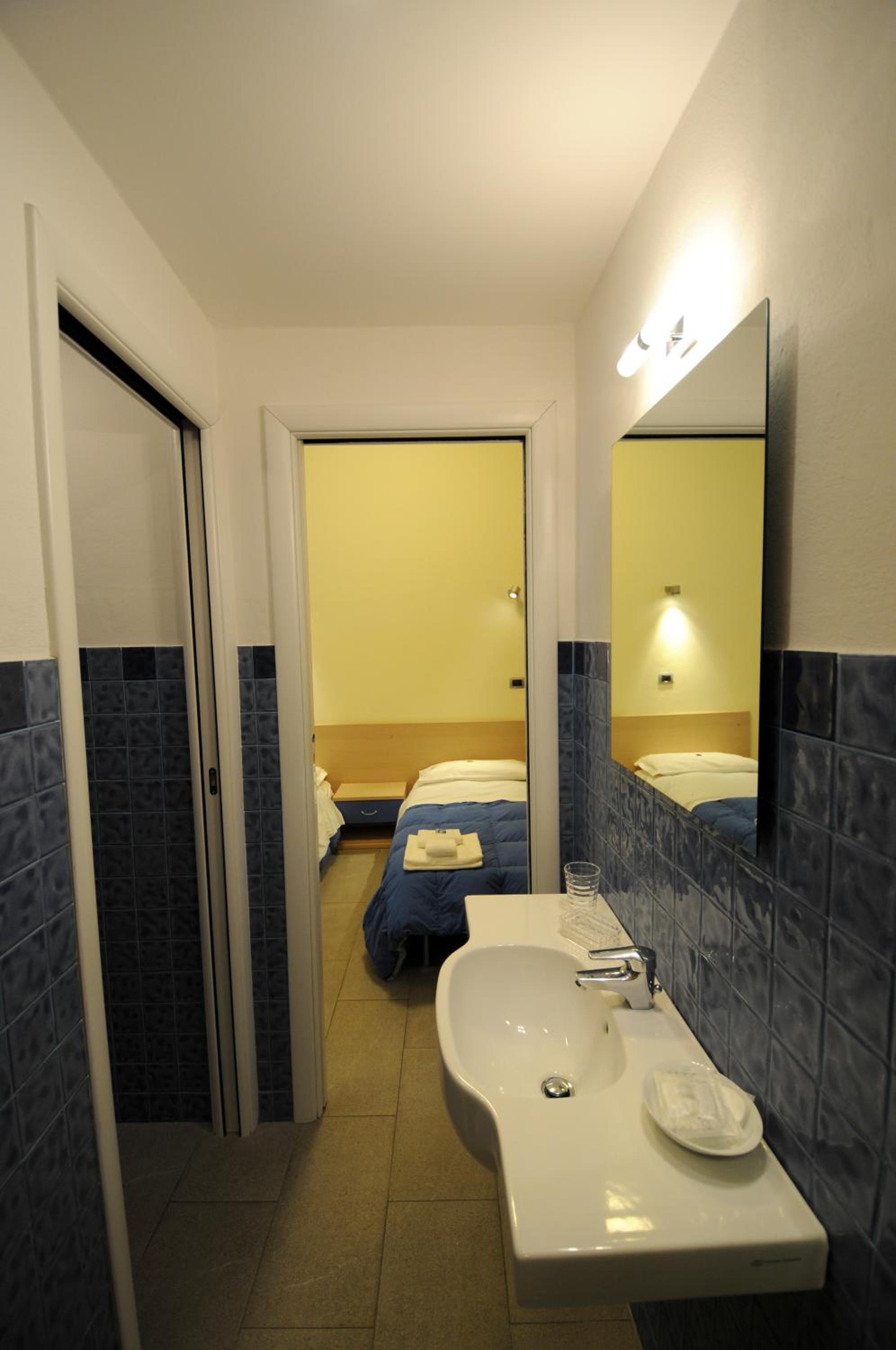 Two Connecting Double Rooms - Photo 16
