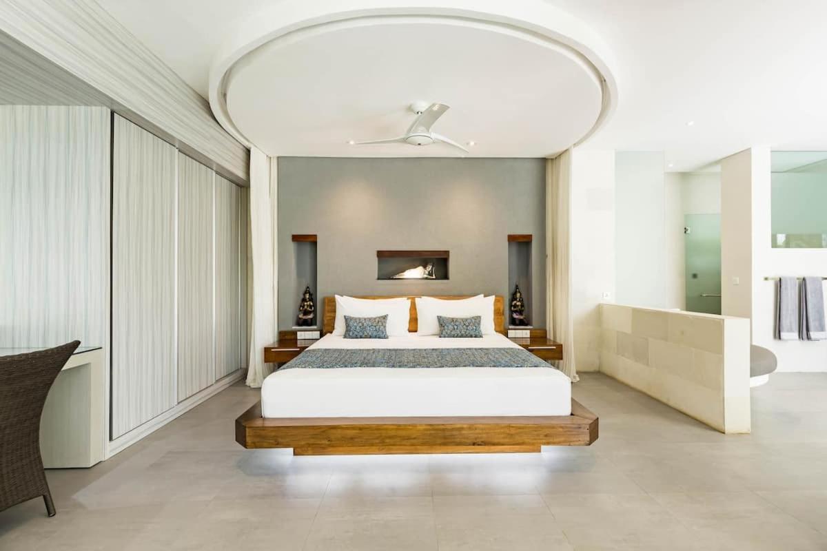 Deluxe King Room - Photo 13