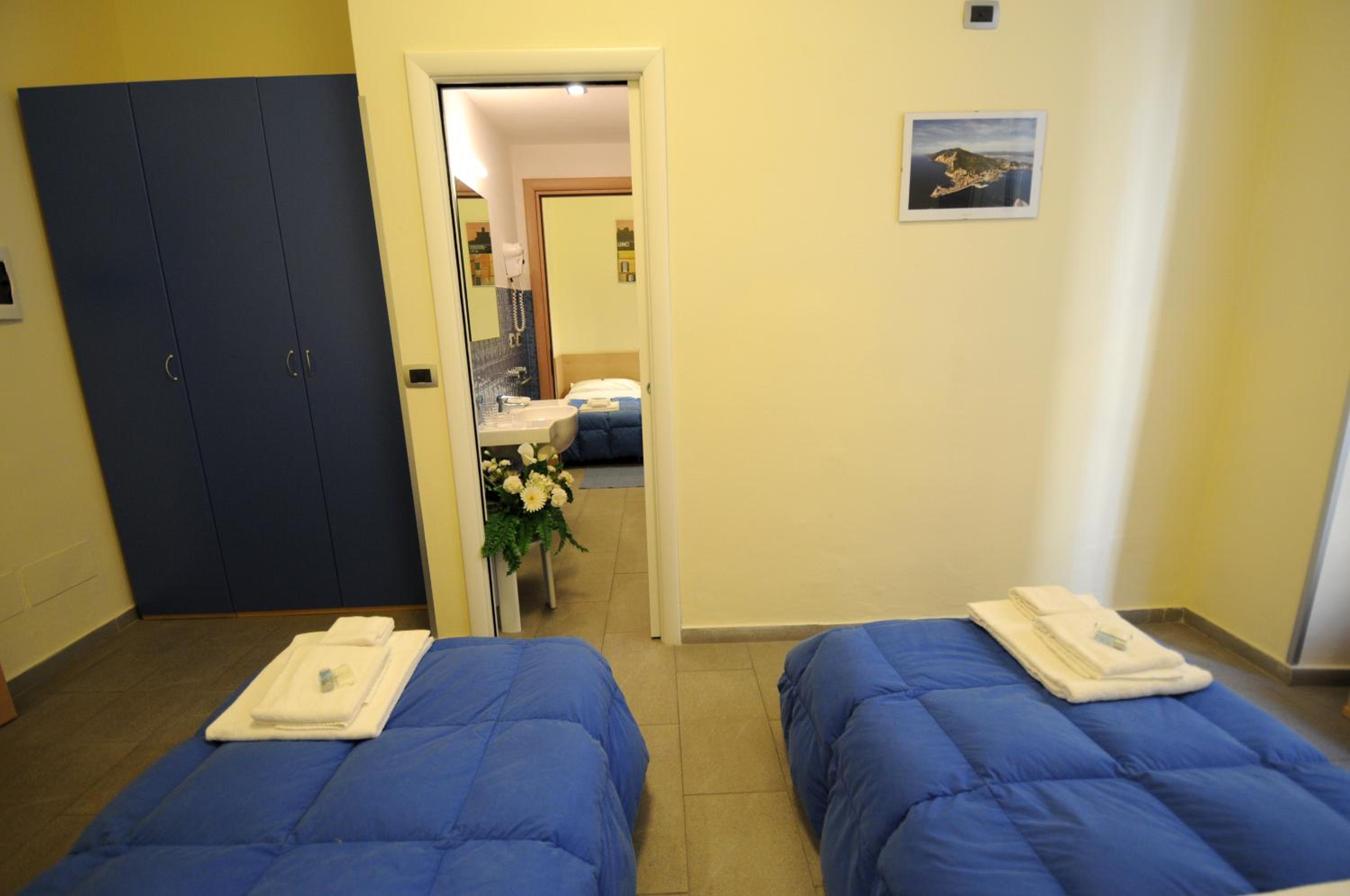 Two Connecting Double Rooms - Photo 14