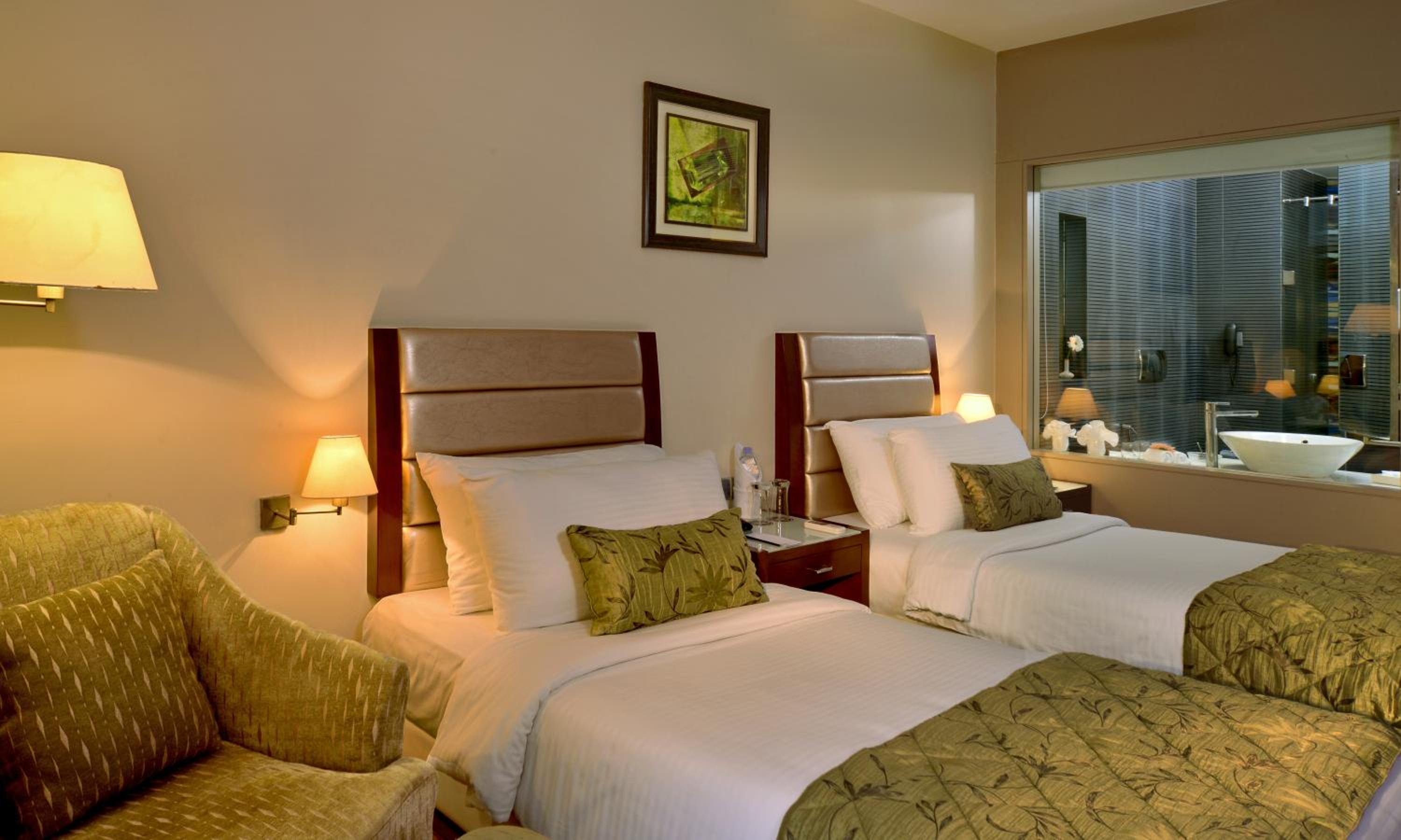 Classic Room with 10% Discount on Food and Soft Beverages , SPA , Saloon and Laundry(only washing and Ironing) - Photo 4