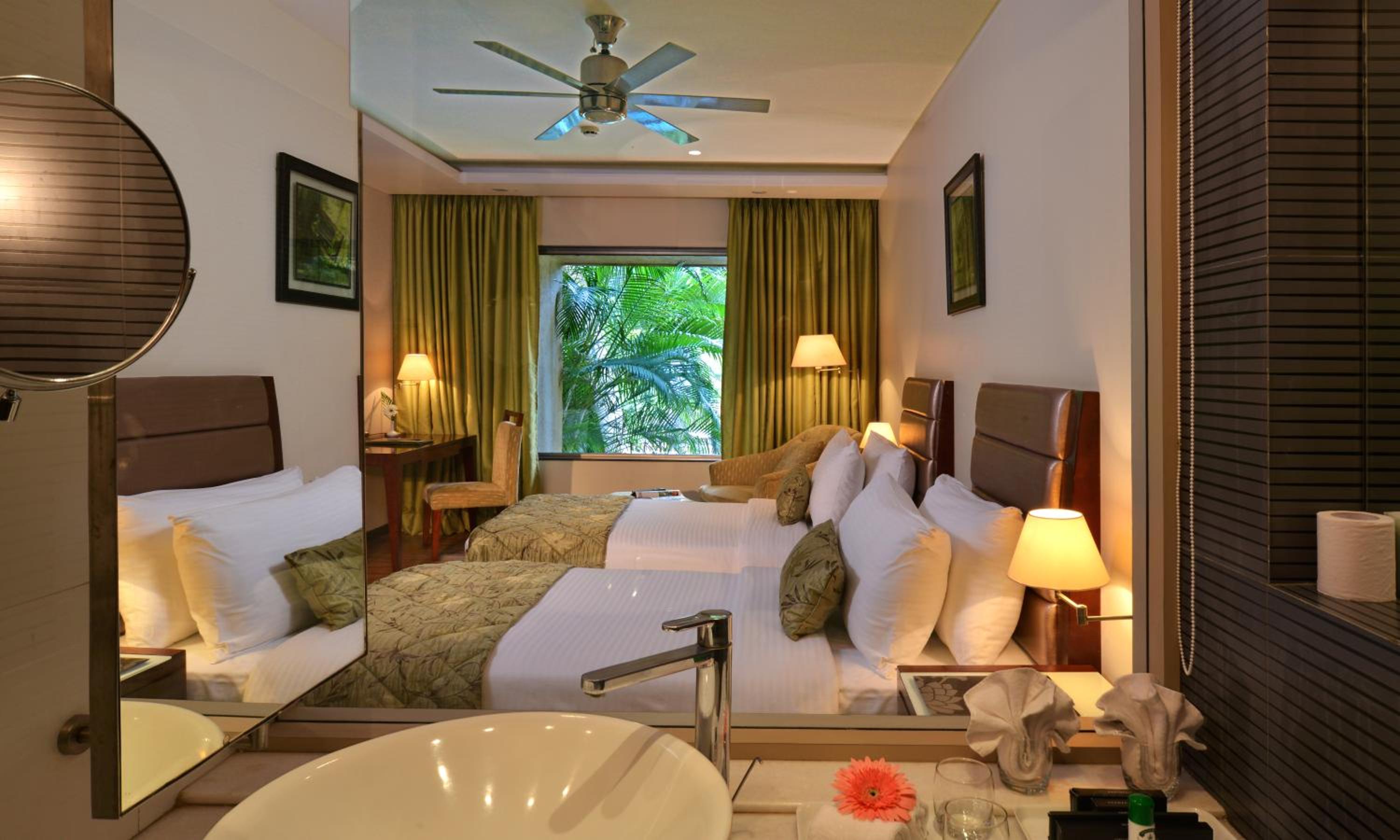 Classic Room with 10% Discount on Food and Soft Beverages , SPA , Saloon and Laundry(only washing and Ironing) - Photo 5