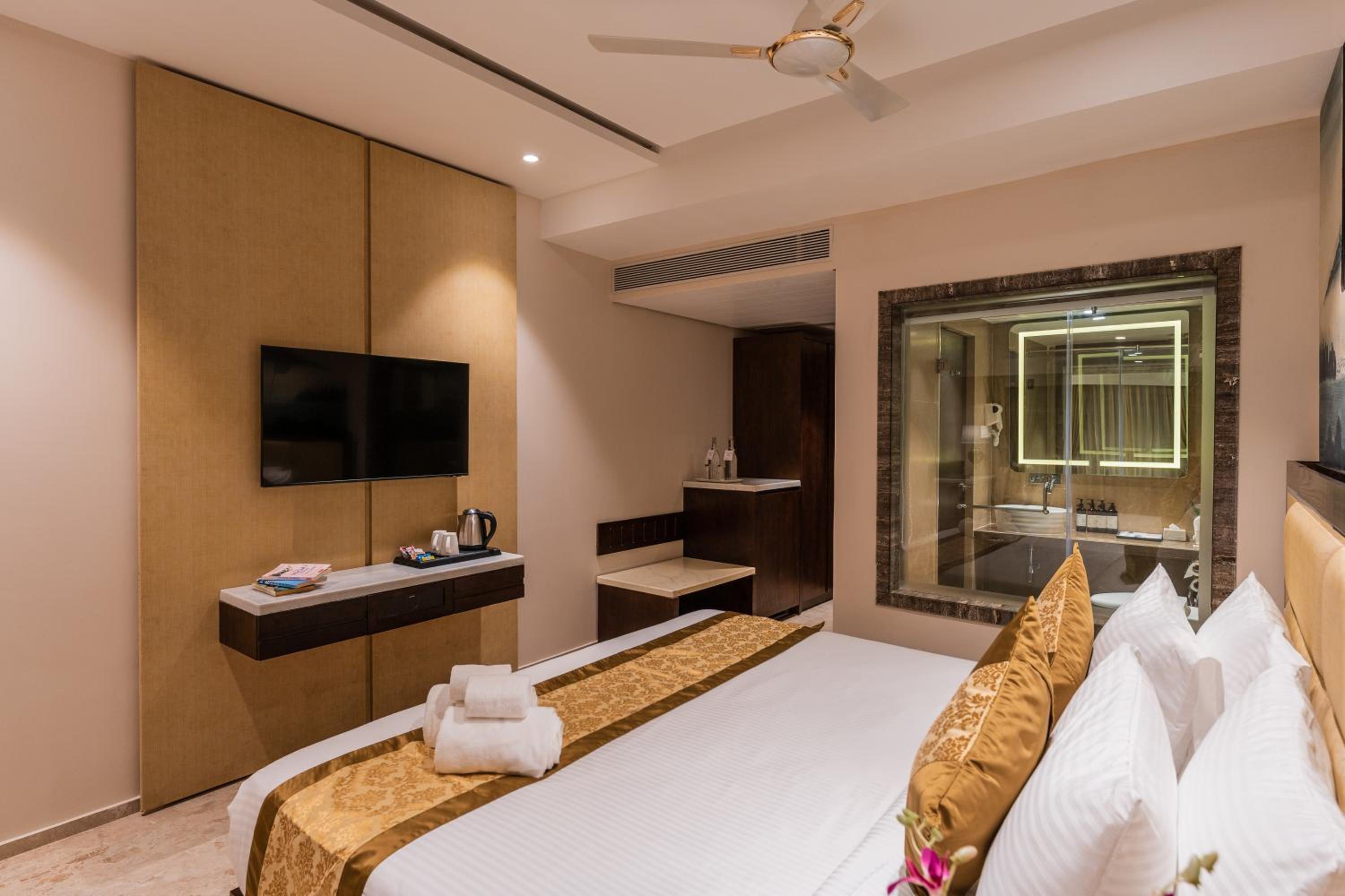 Deluxe Double Room with Balcony - Photo 3