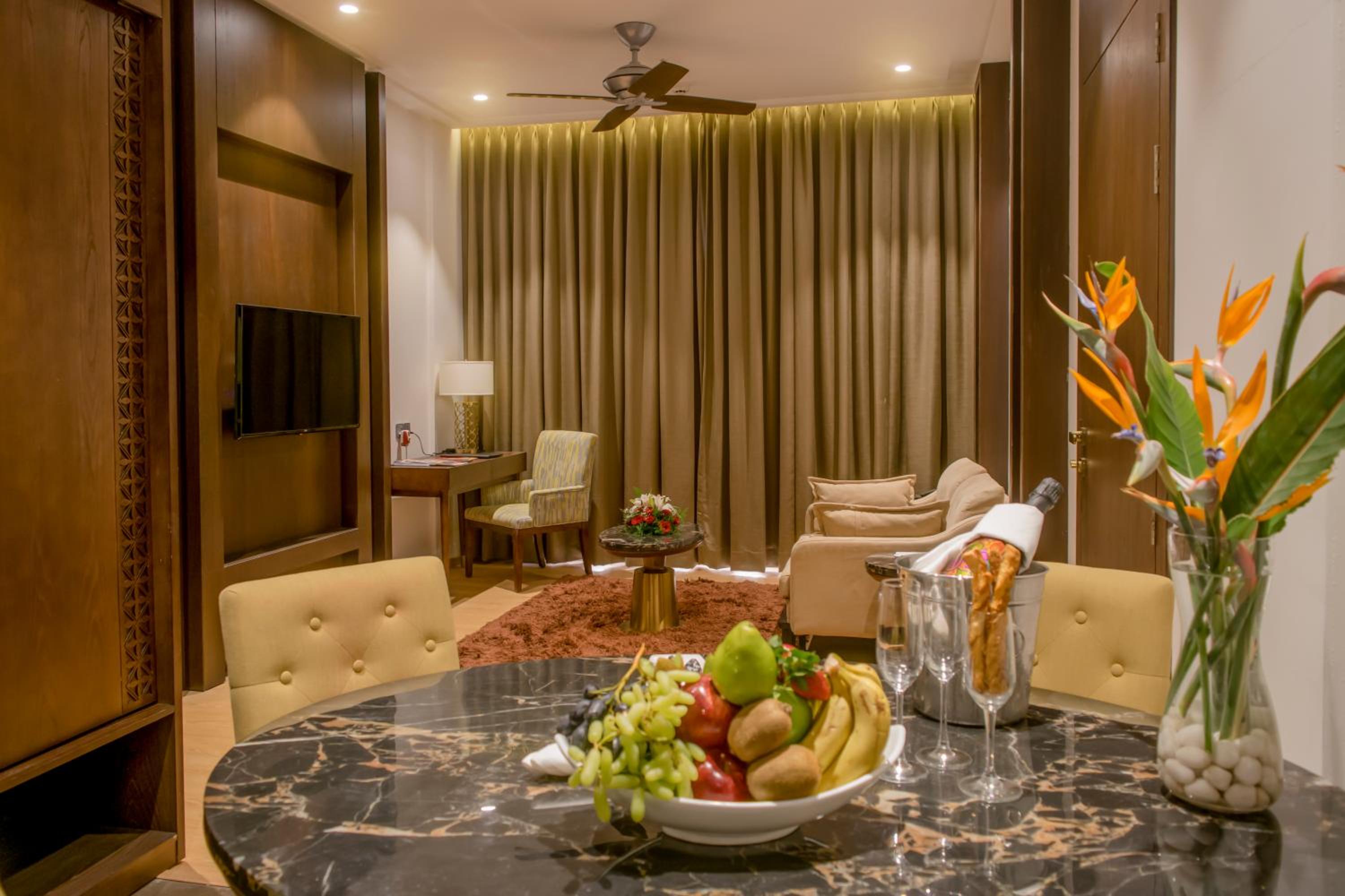 Executive Suite with 15% discount on Spa, Food & Soft Beverage & 25% discount on Salon and 20% on Laundry (Only washing & Ironing) per stay  - Photo 4