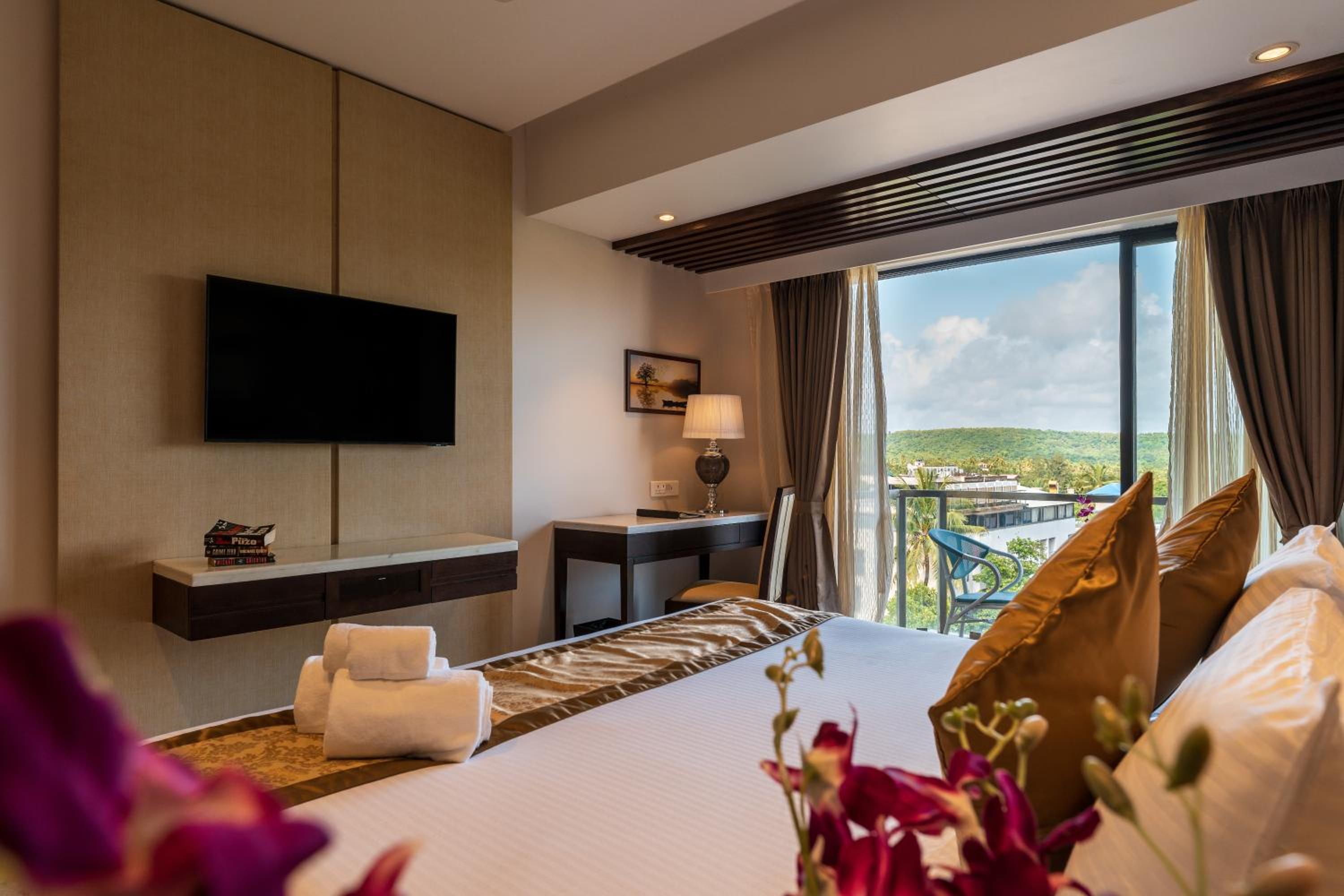 Club Room with Balcony - Photo 3