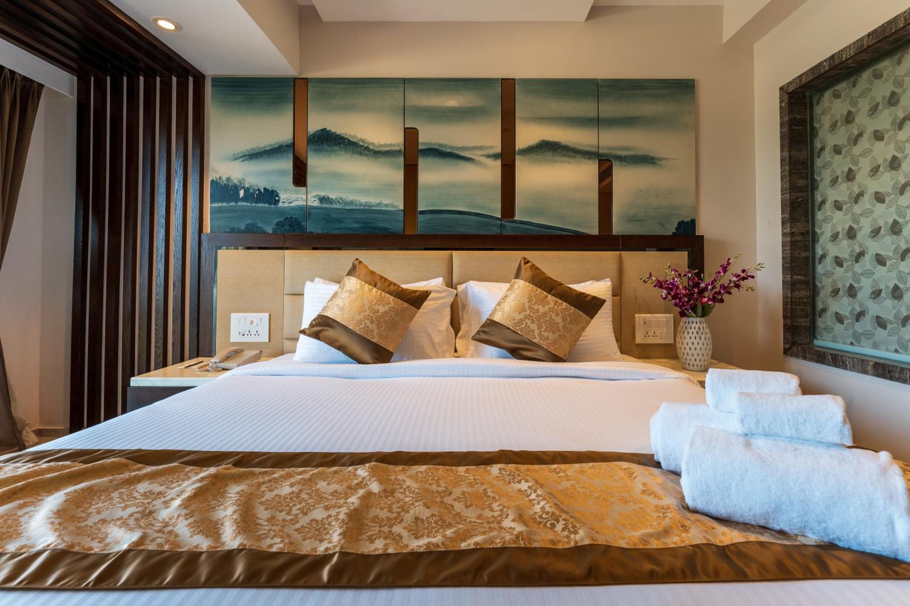 Club Room with Balcony - Photo 5
