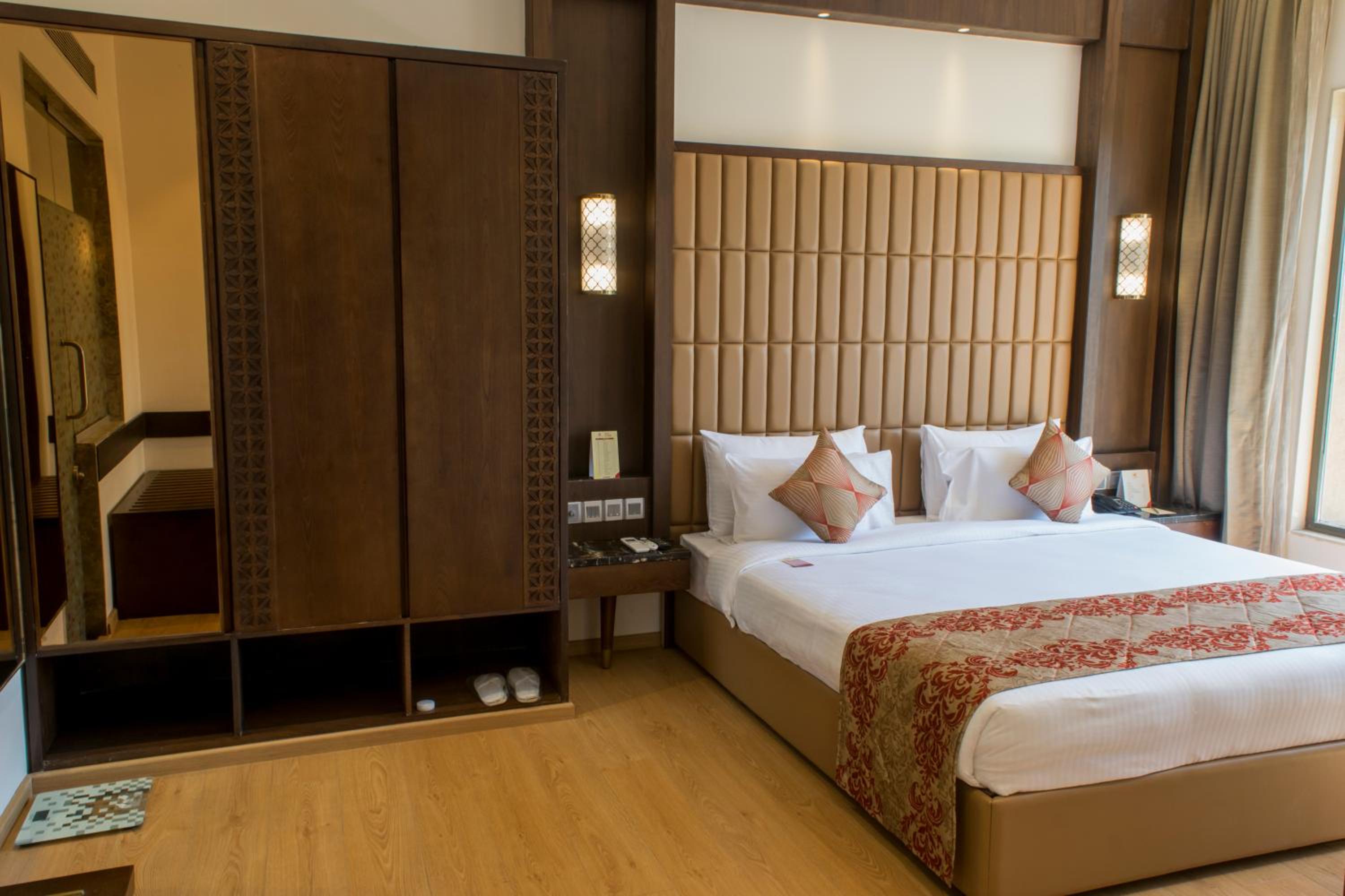Executive Suite with 15% discount on Spa, Food & Soft Beverage & 25% discount on Salon and 20% on Laundry (Only washing & Ironing) per stay  - Photo 6